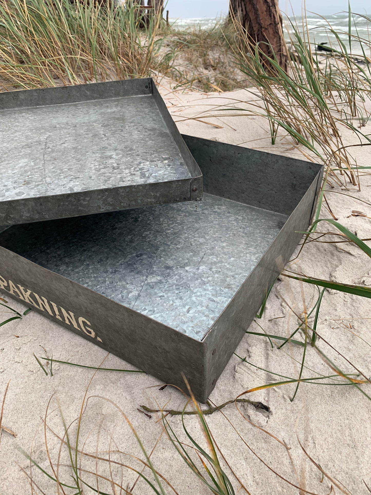 Schöne Metalldose mit Deckel