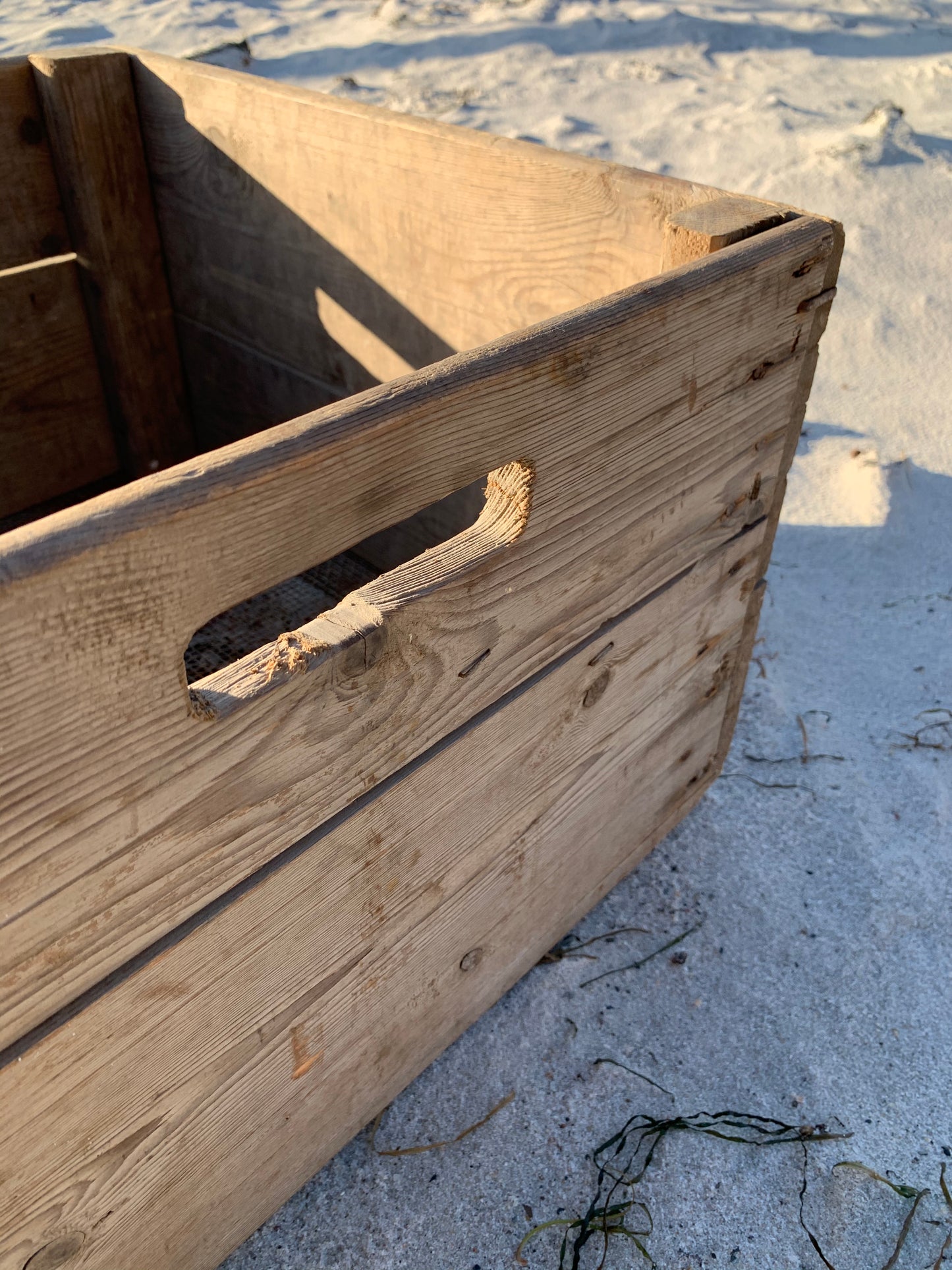 Schöne Holzkiste mit Text und Netz am Boden