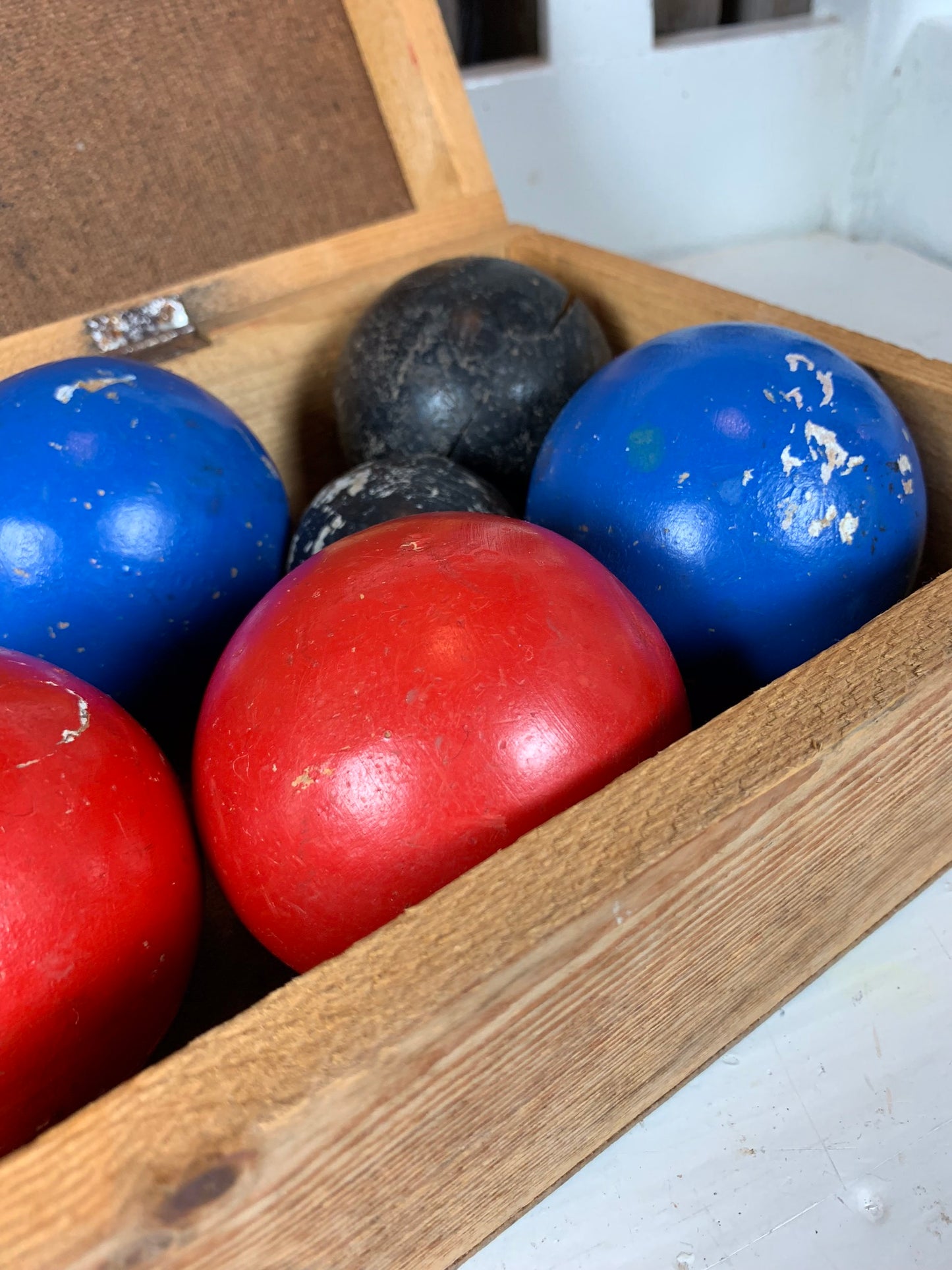 Altes Boccia-Spiel mit Holzkugeln