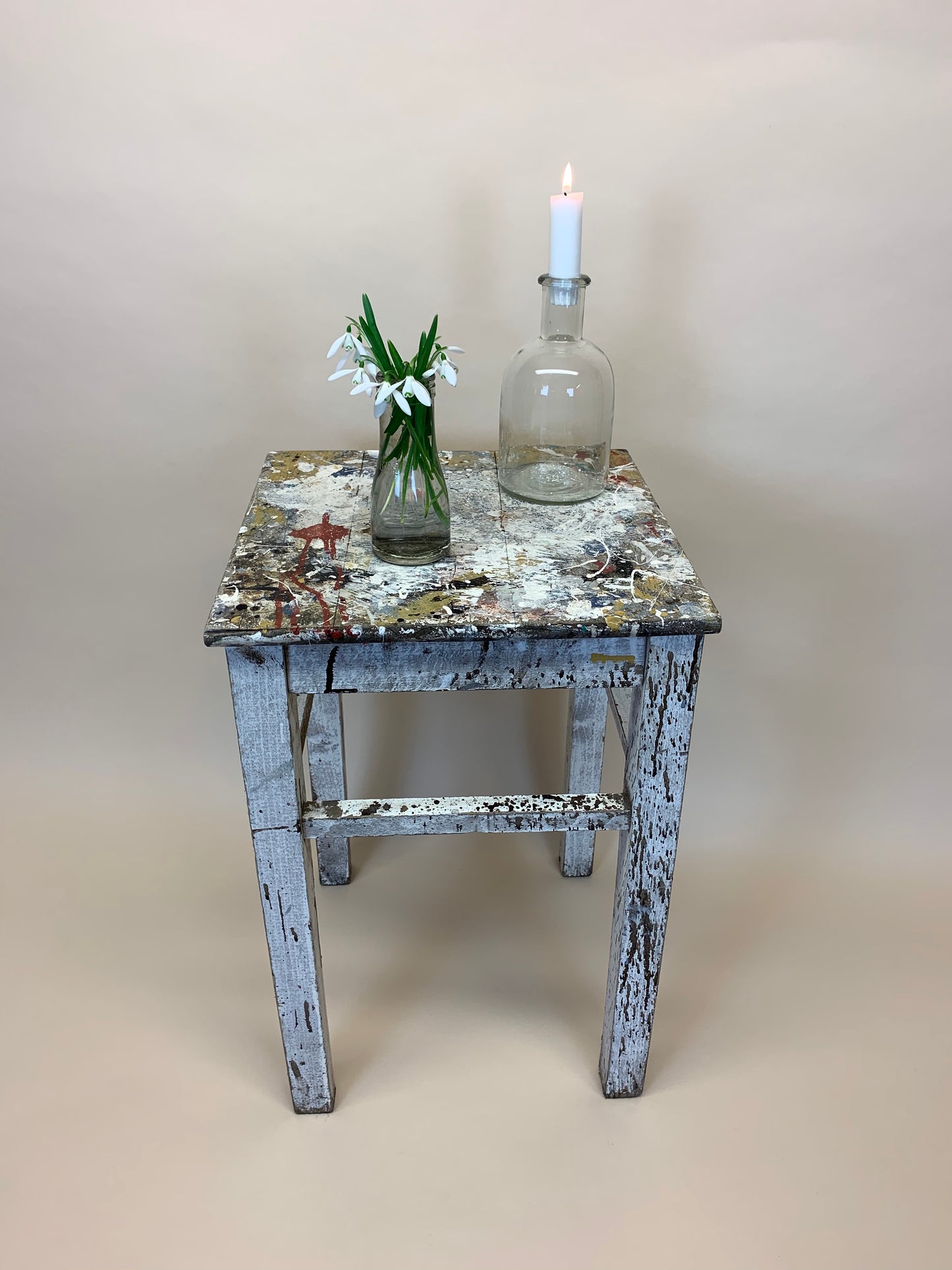 Kleiner Hocker mit viel schöner Patina