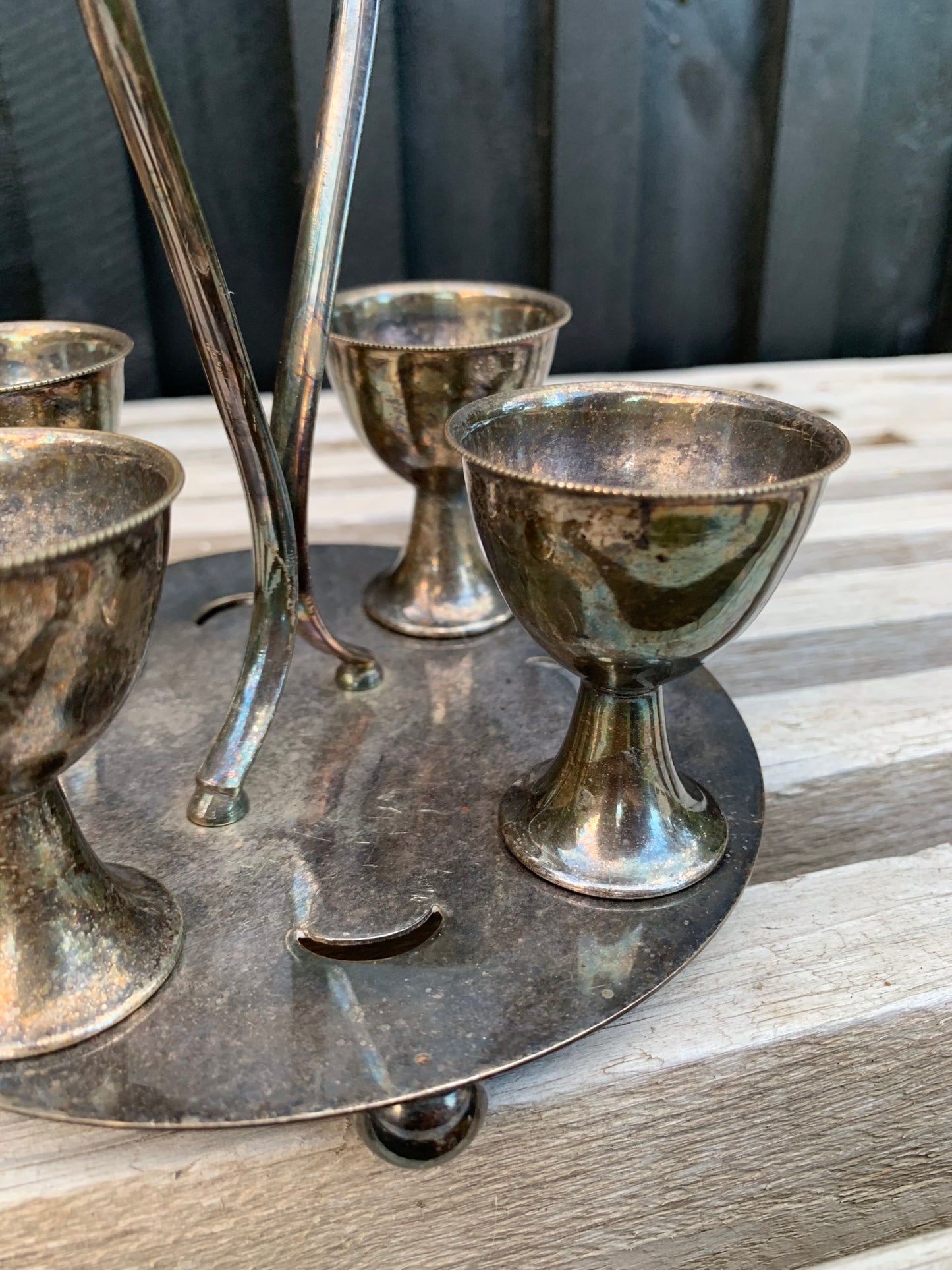 Vier Eierbecher mit Halter