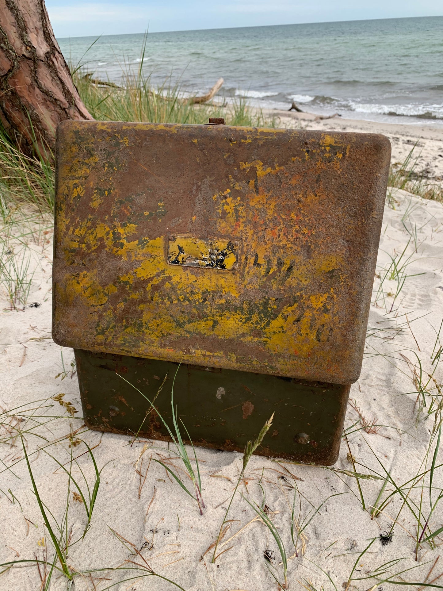 Grobe alte Schachtel mit 1 Verschlussklammer