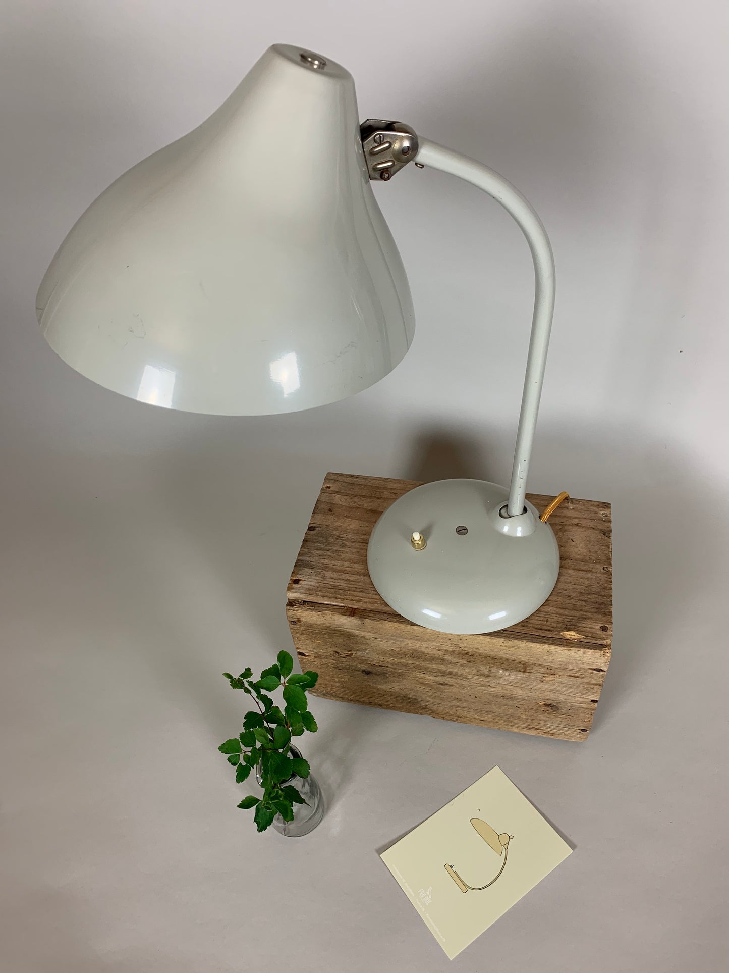 Graue Hala-Tischlampe mit schönen weichen Linien
