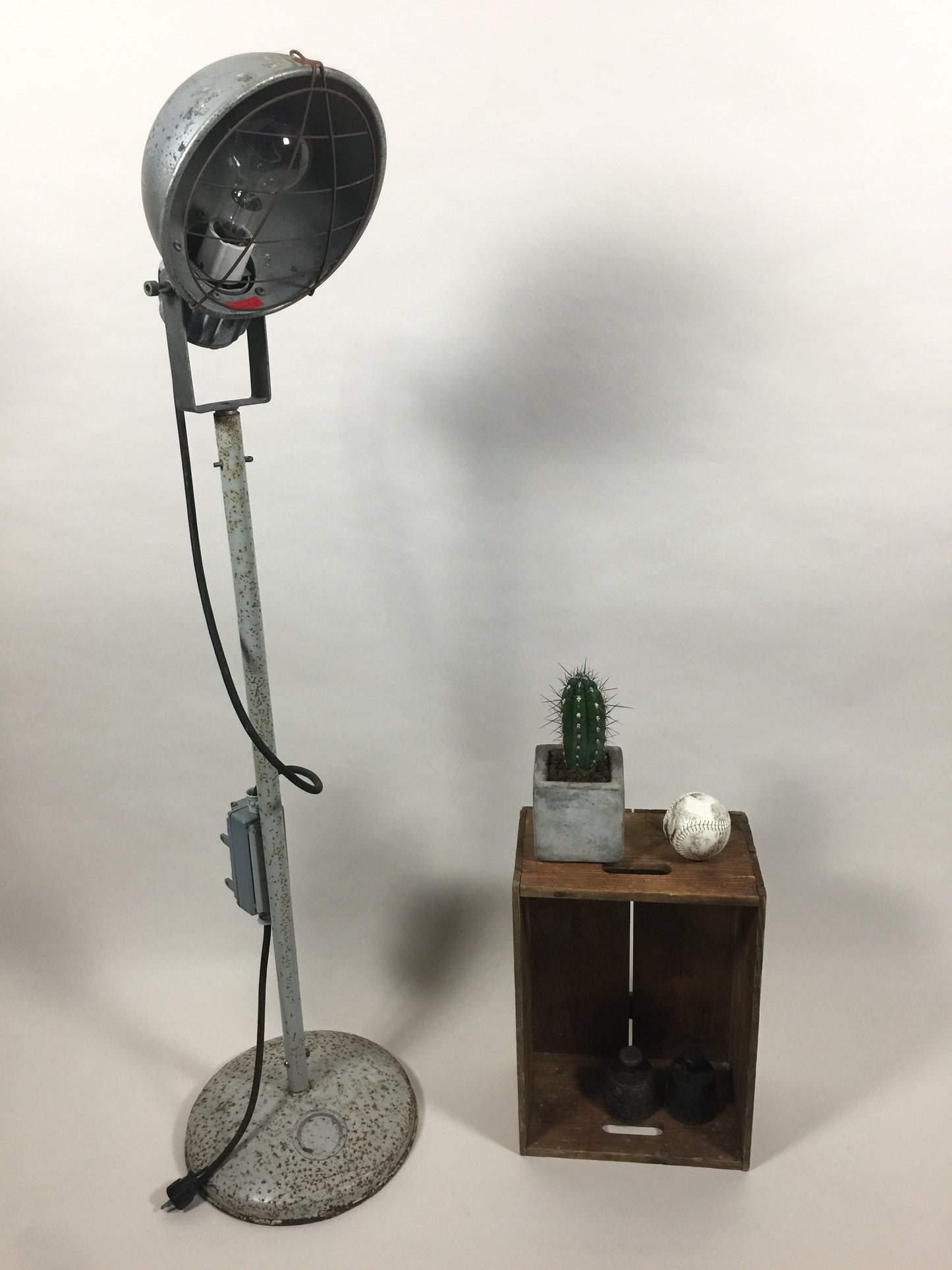Industrielle und rohe Stehlampe