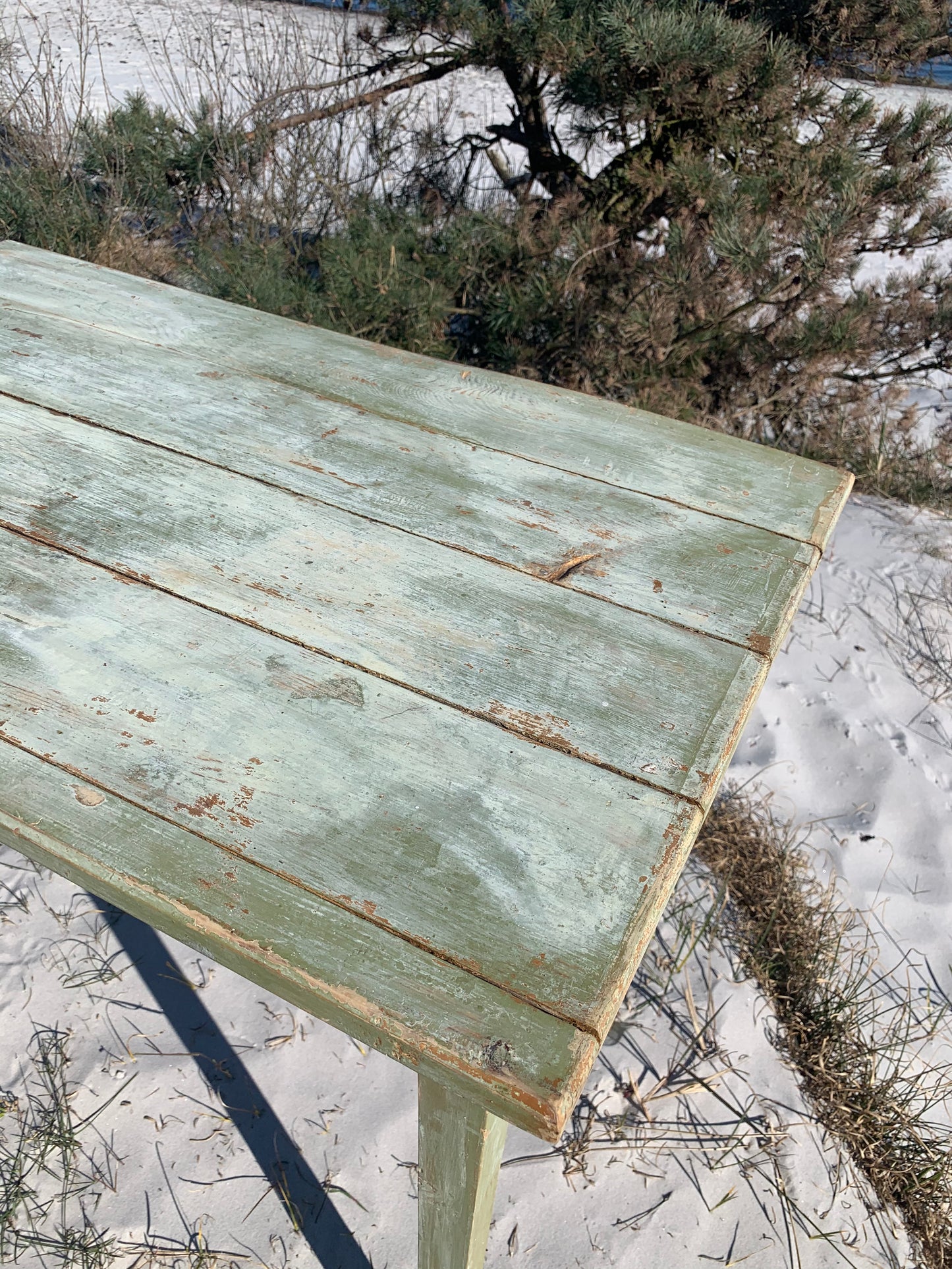 Schöner alter grüner Holztisch