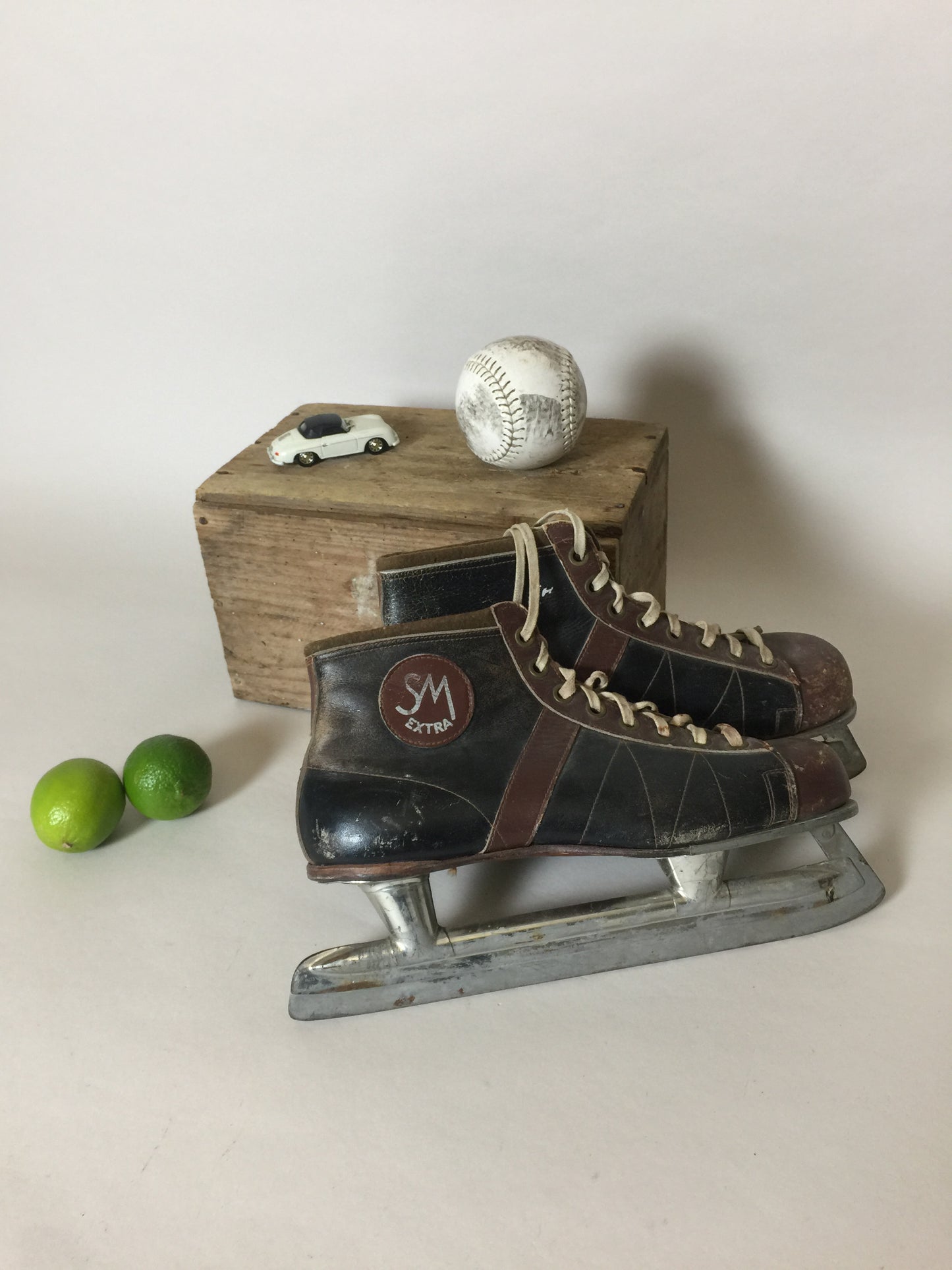 Schöne, rohe und dekorative alte Schlittschuhe