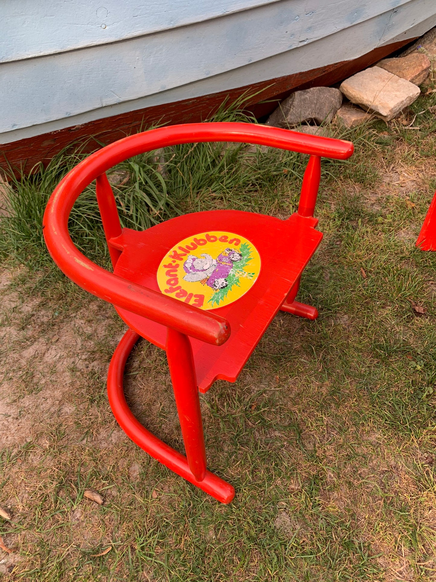 Kindertisch mit zwei Stühlen