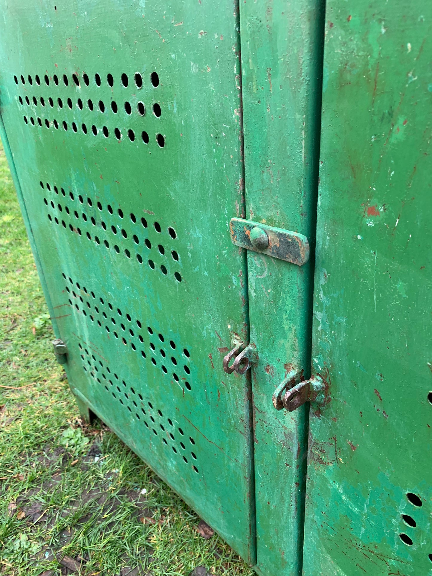 Schrank/Tisch aus grünem Metall mit viel rohem Charme