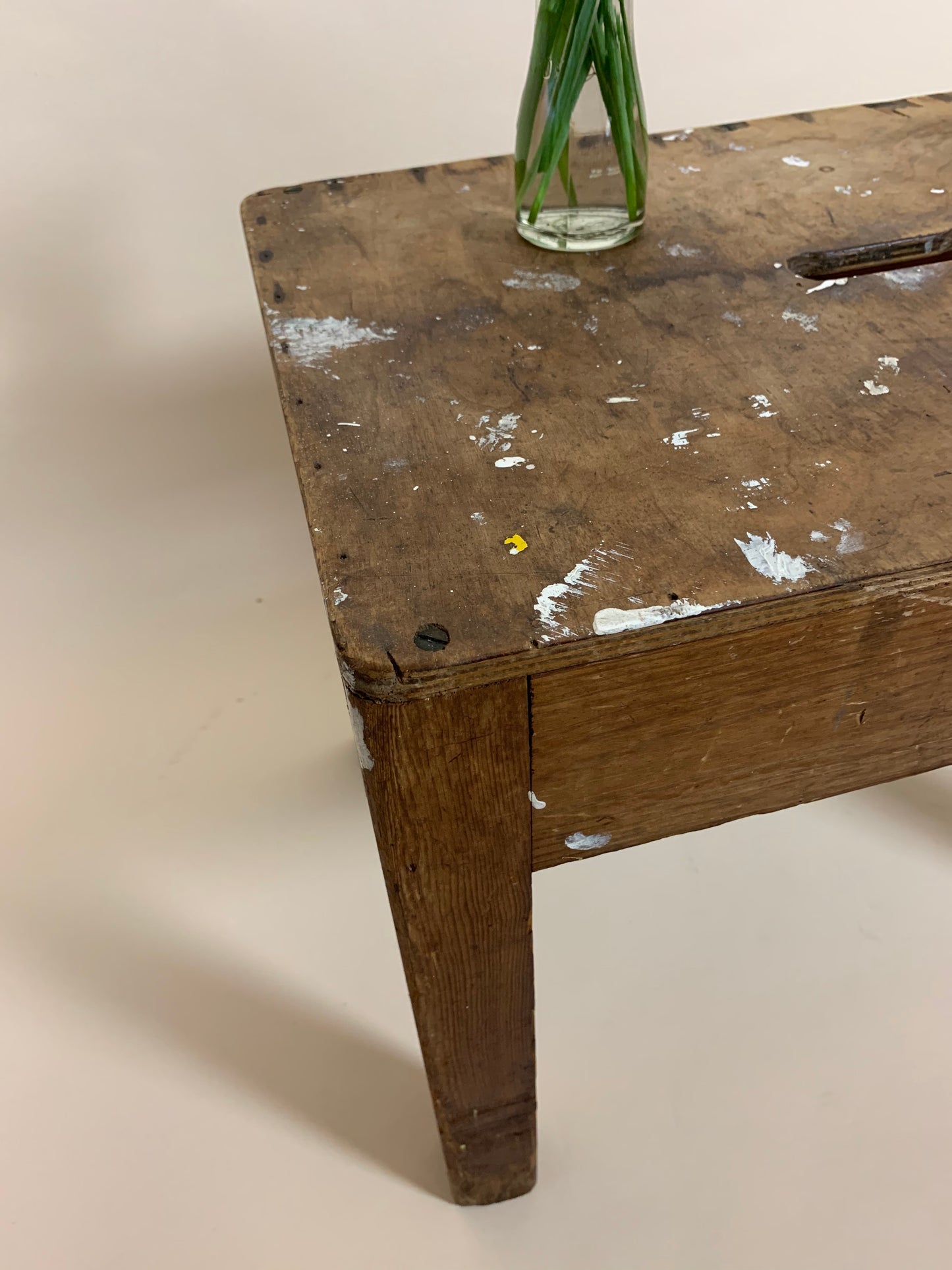 Der Holzhocker mit viel Patina