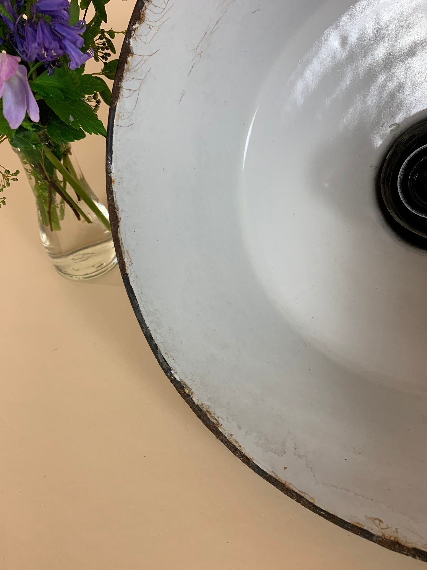 Lampe in staubigem Blau mit viel Patina
