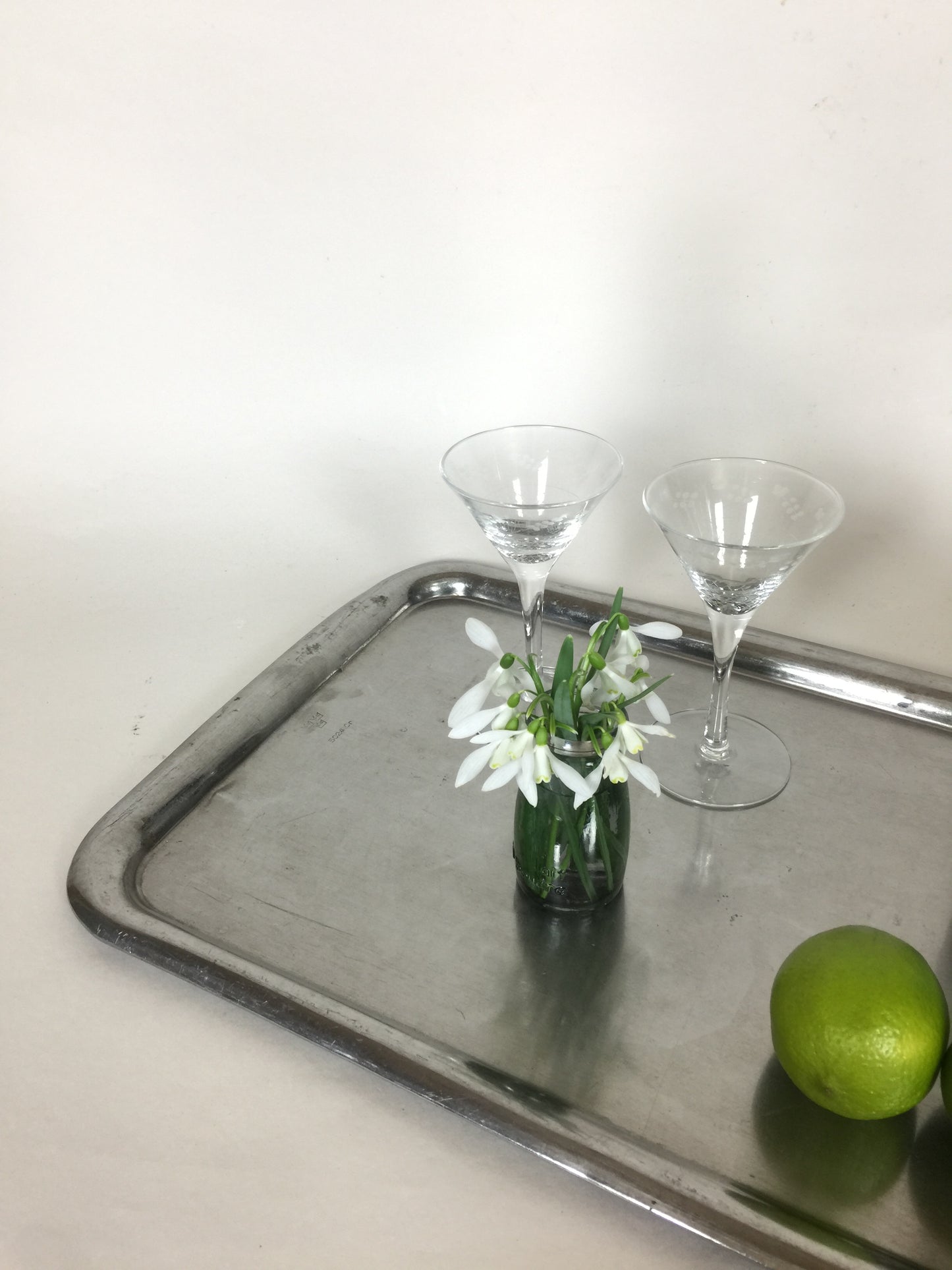 Rohes altes Metalltablett