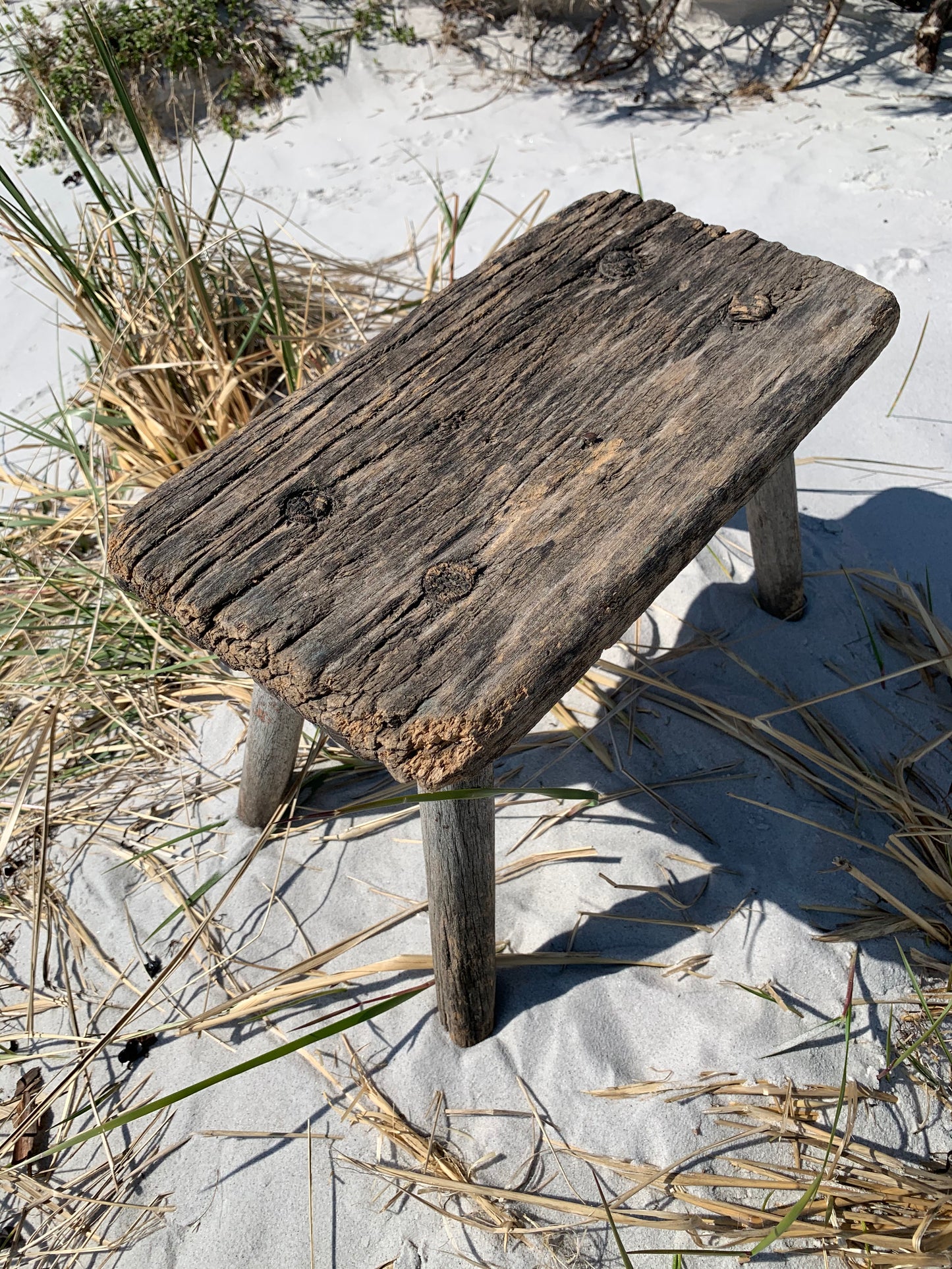 Kleiner Hocker mit Patina