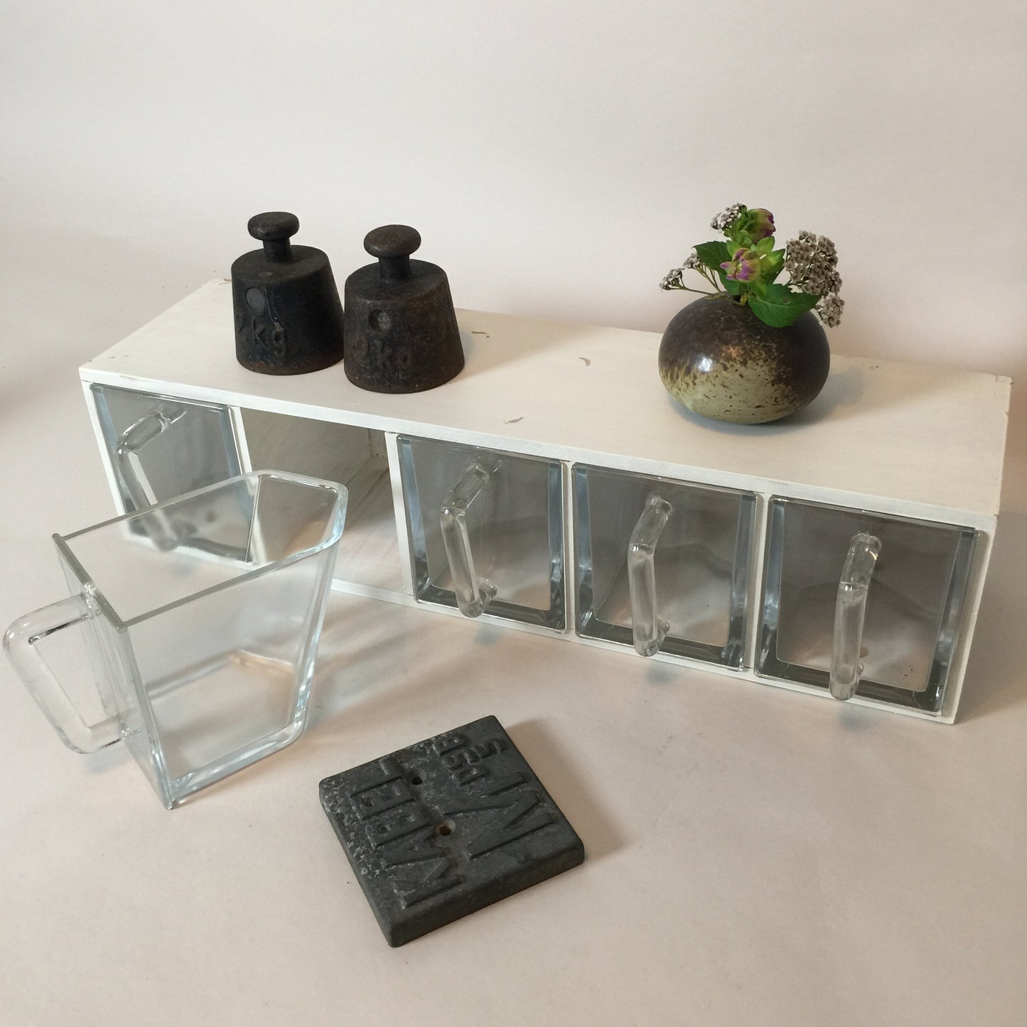 Küchenregal mit Glasschubladen