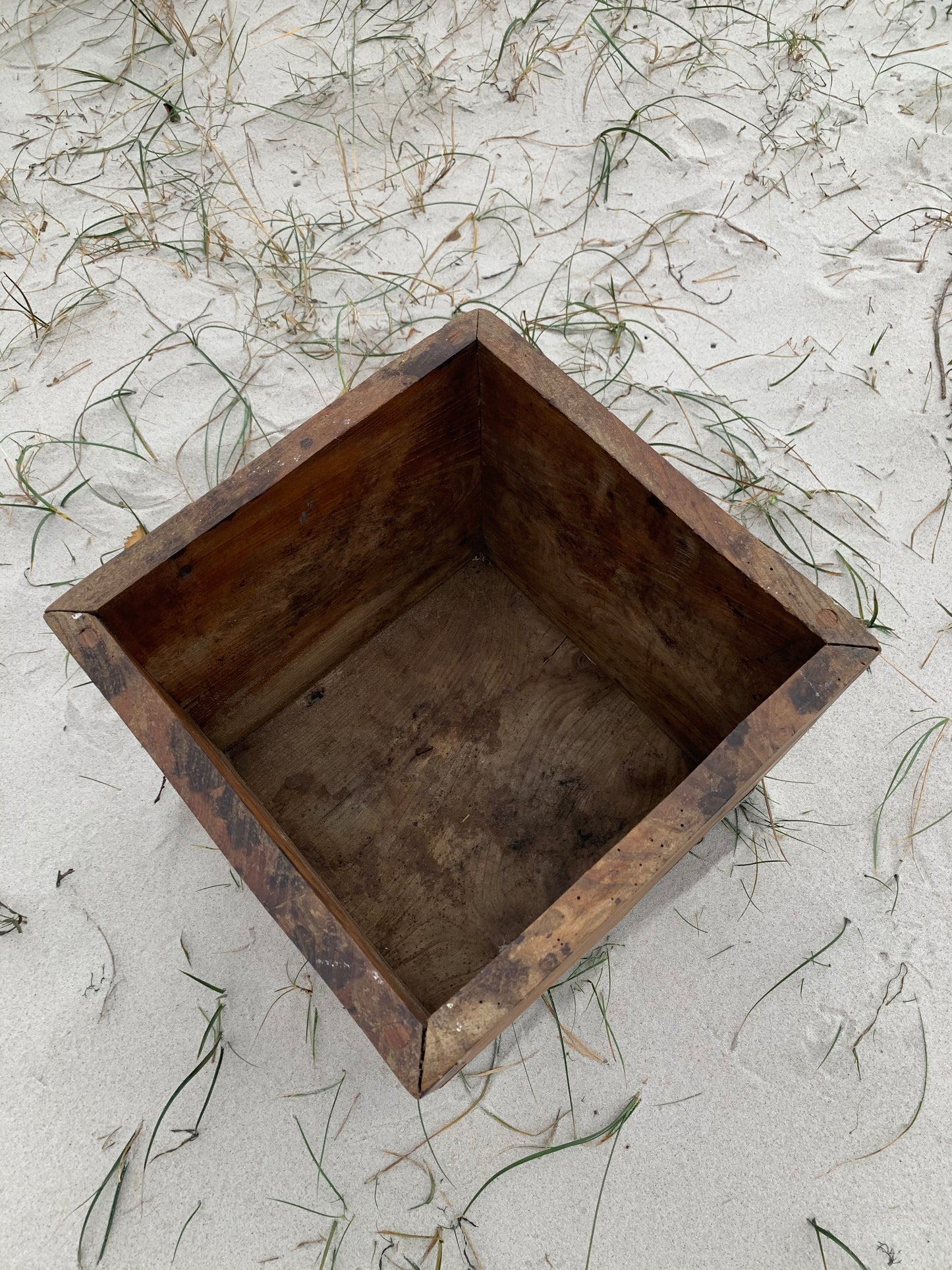 Sehr alte und schwere quadratische Holzkiste