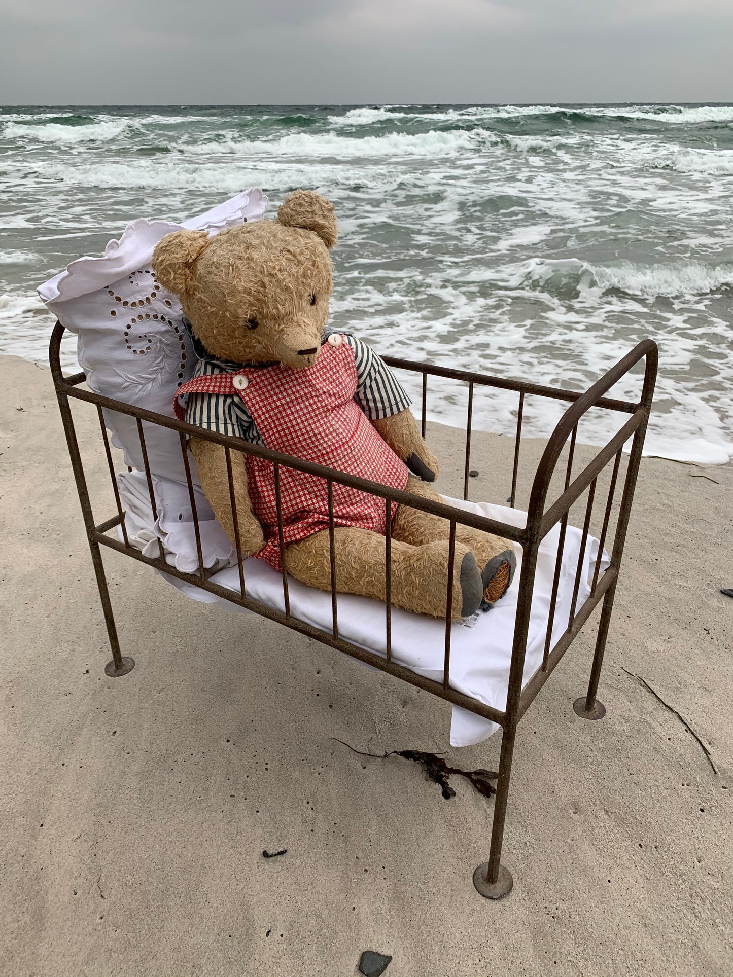 Schöner alter Teddybär mit Bett - aus Frankreich