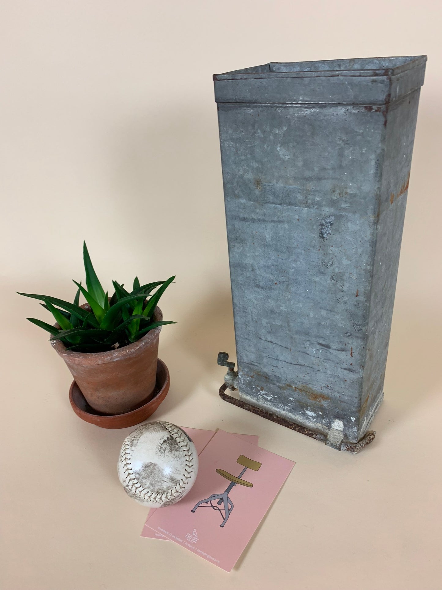 Lustiger und roher Behälter zur Aufbewahrung