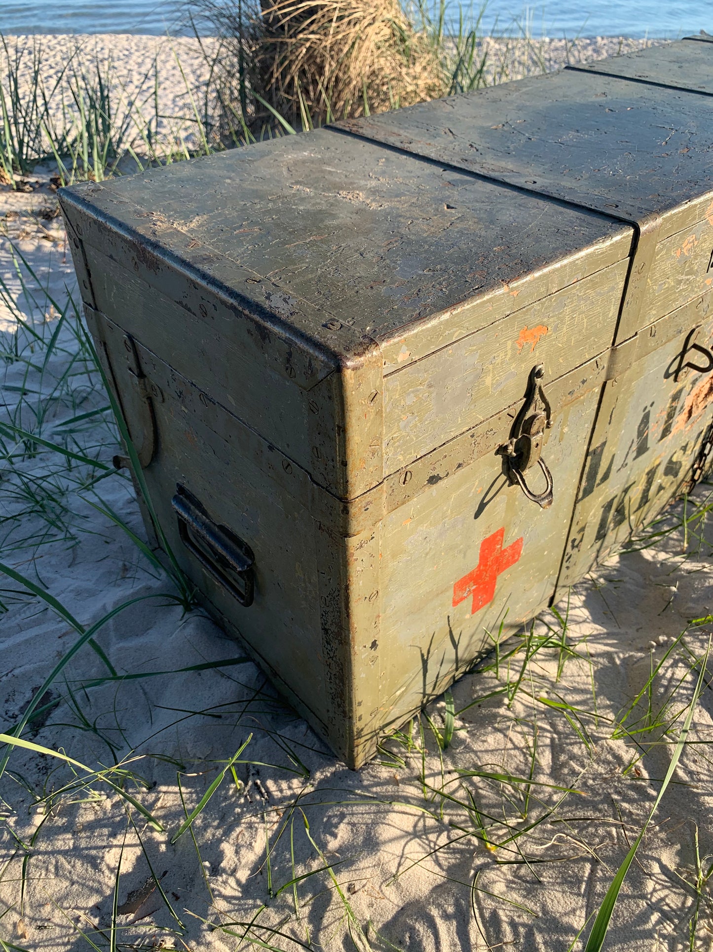 Große rohe Rote-Kreuz-Box mit Deckel