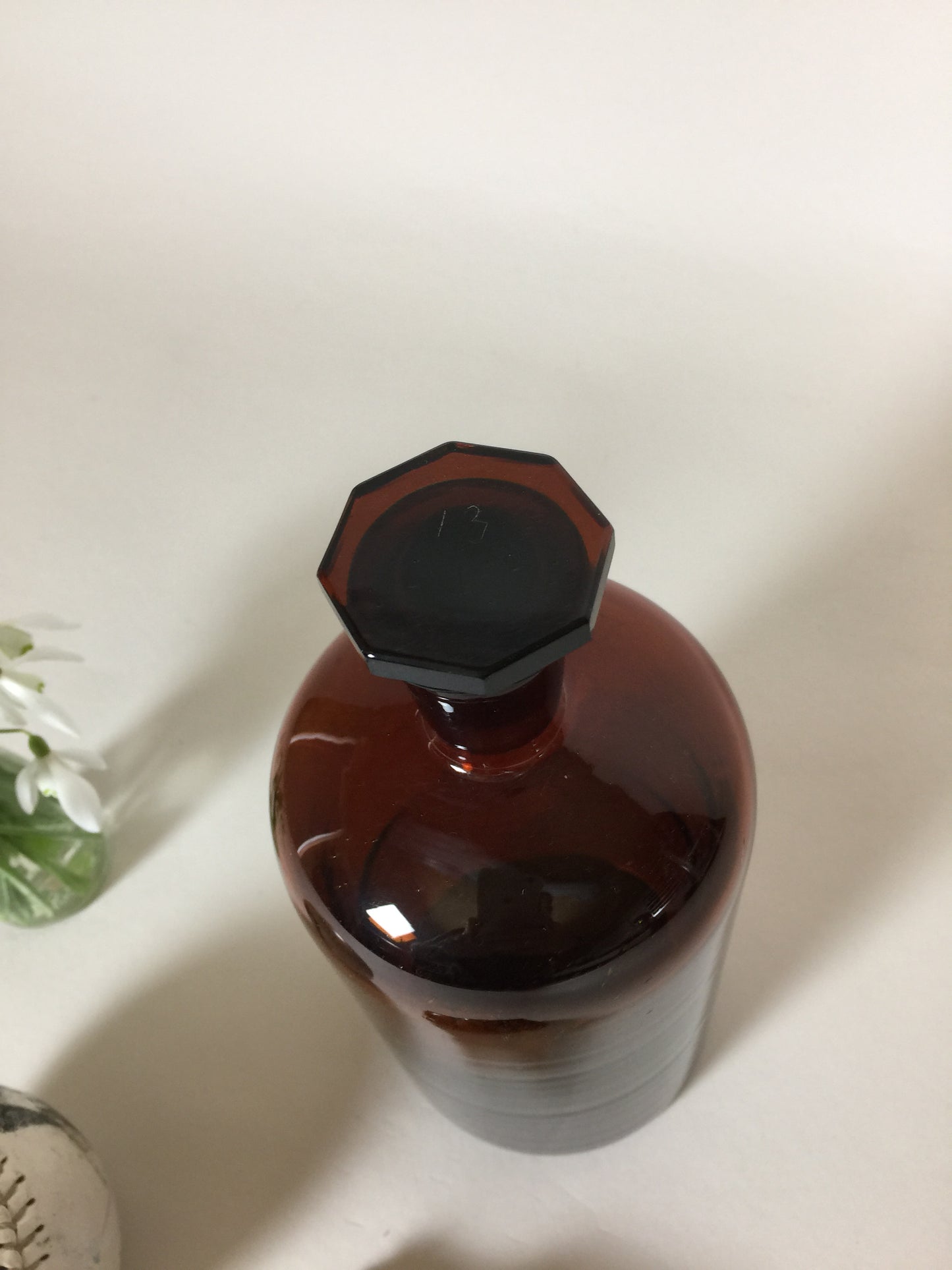 Große Apothekerflasche mit eckigem Deckel