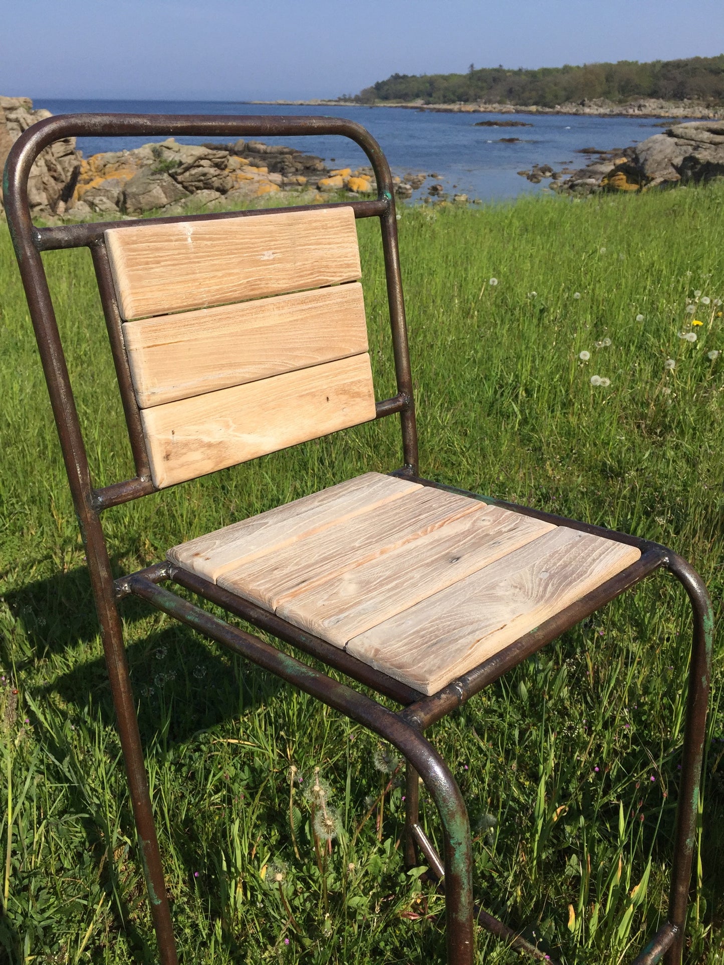 Roher und industrieller Bartisch mit zwei Barhockern