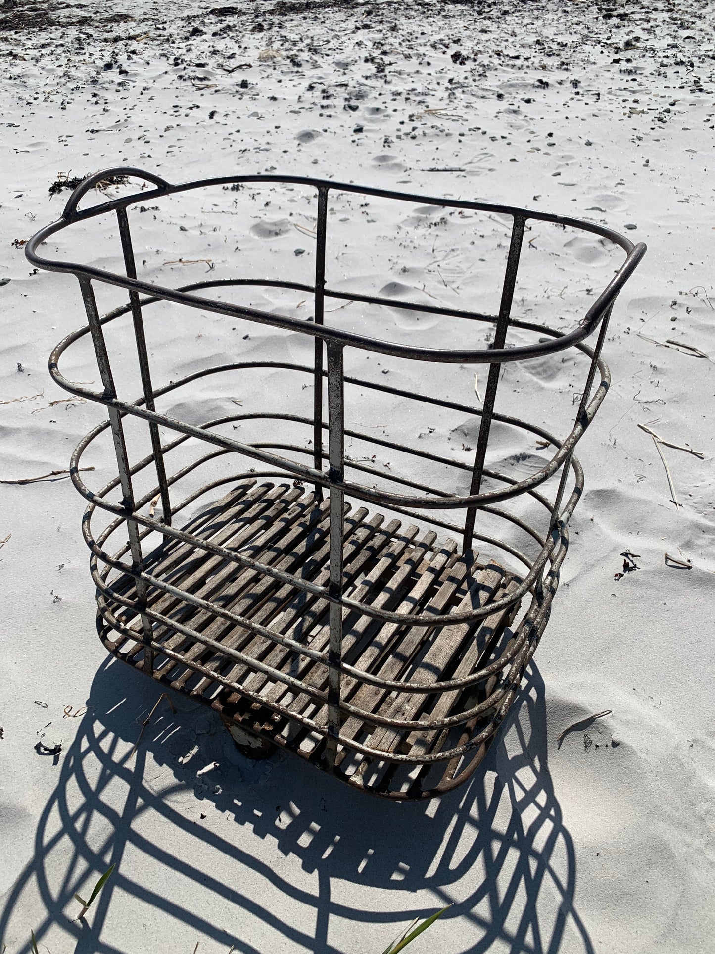 Französischer Wagen mit Rädern und Holzsockel
