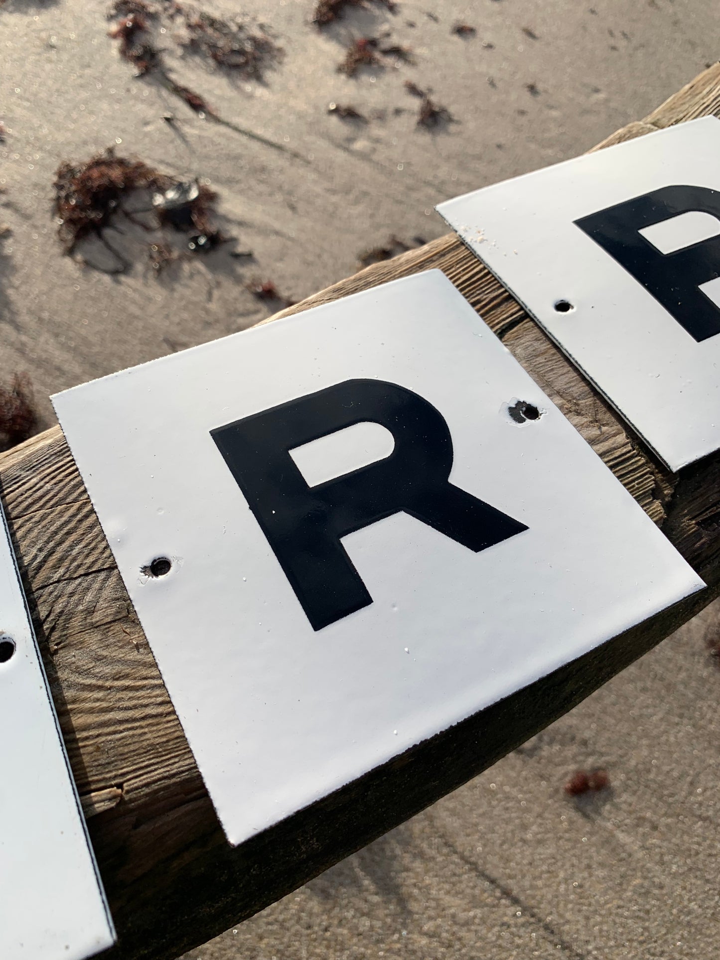 Emailleschild mit Buchstabe R