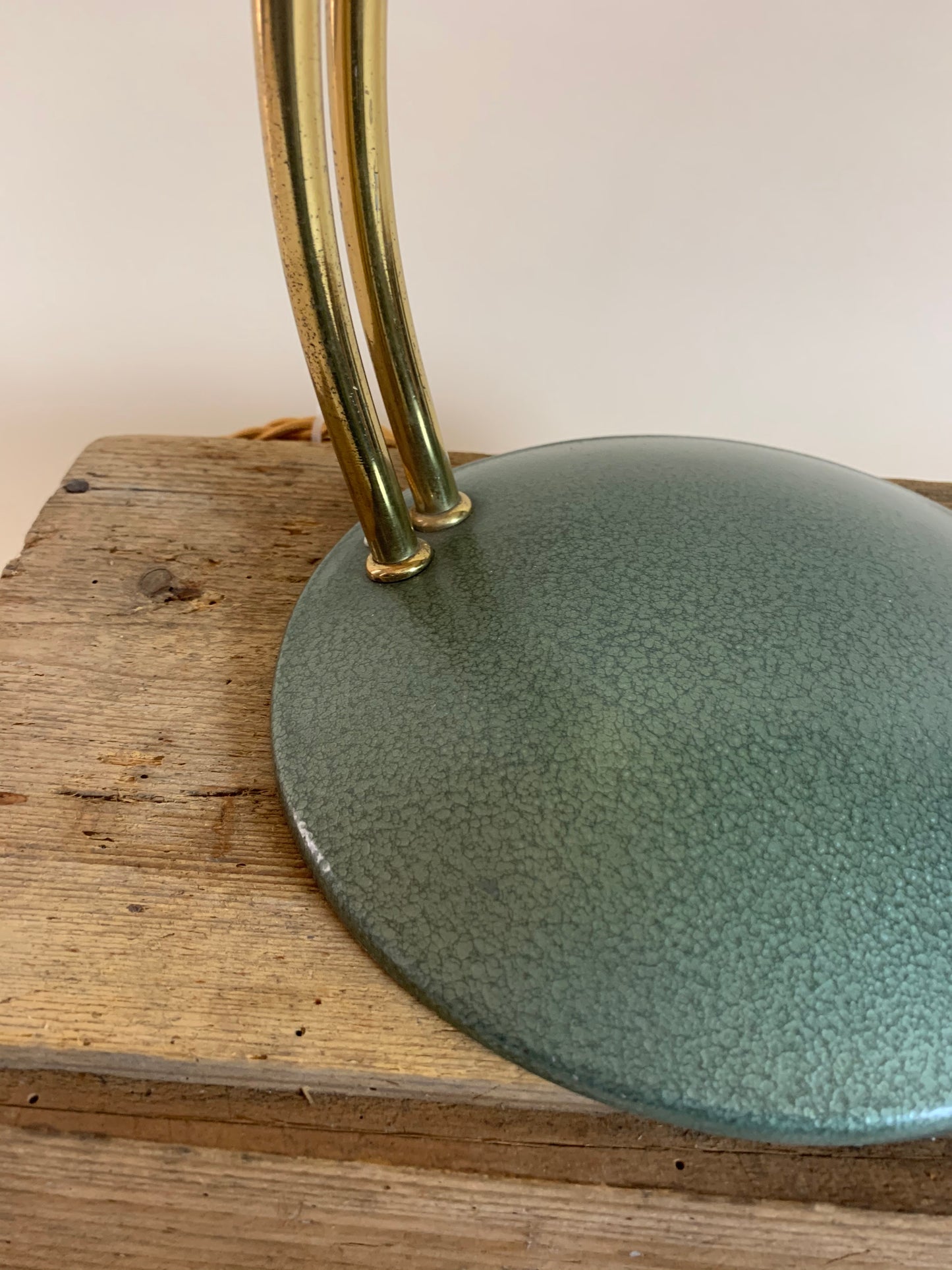 Vintage Lampe in grünem Hammerschlaglack und mit Messingarm