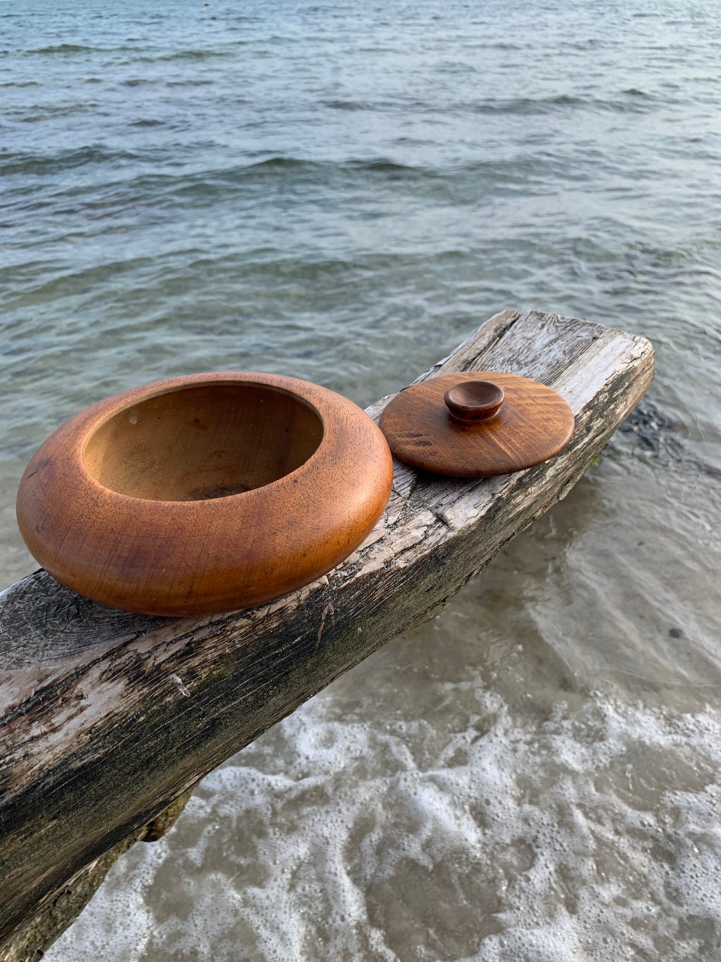 Holzschale mit Deckel