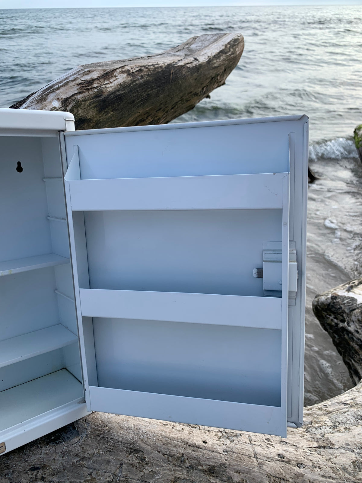 Medizinschrank aus Metall – FRU DUE