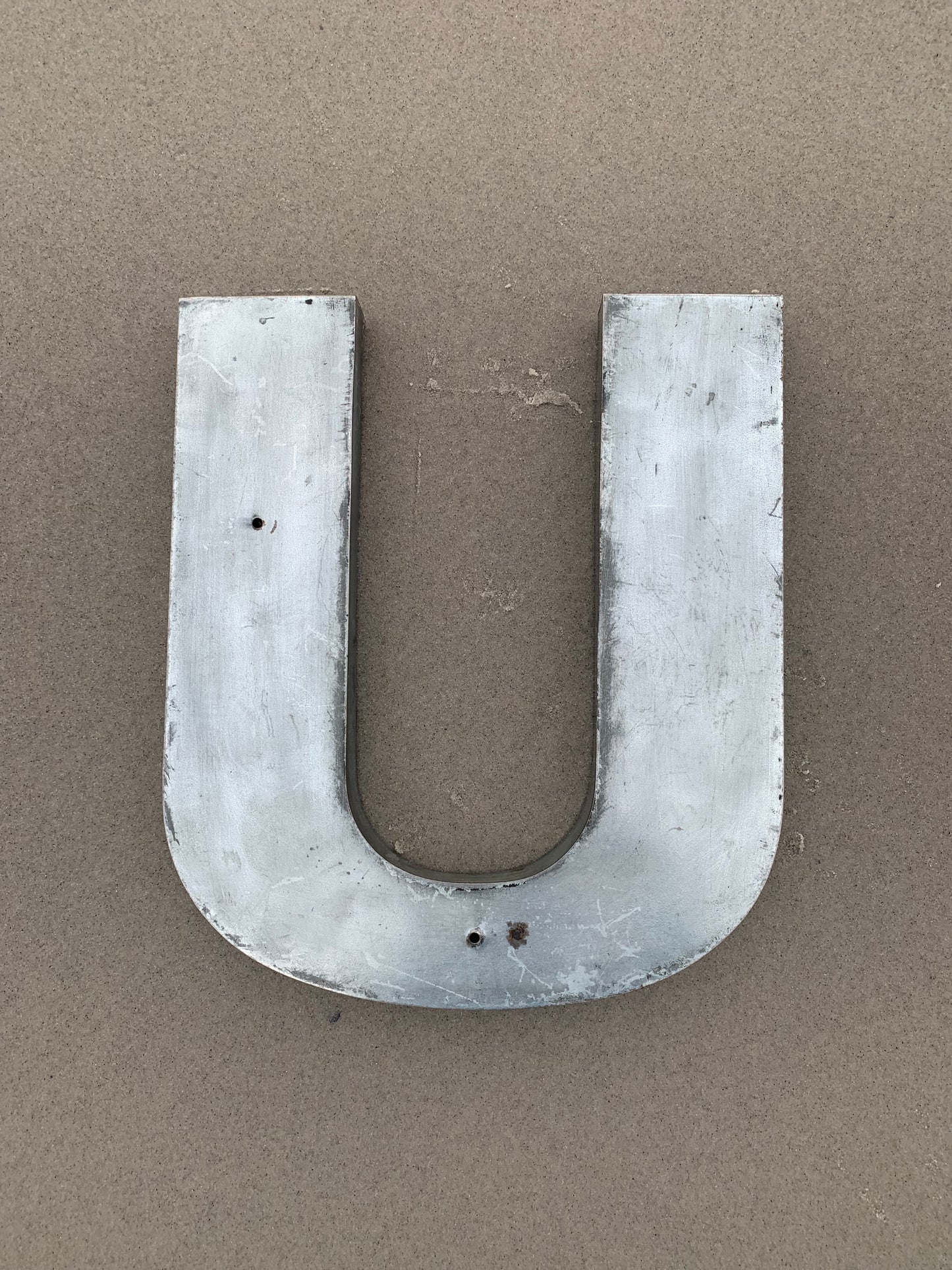 Buchstabe - U (Fassadenbuchstabe)