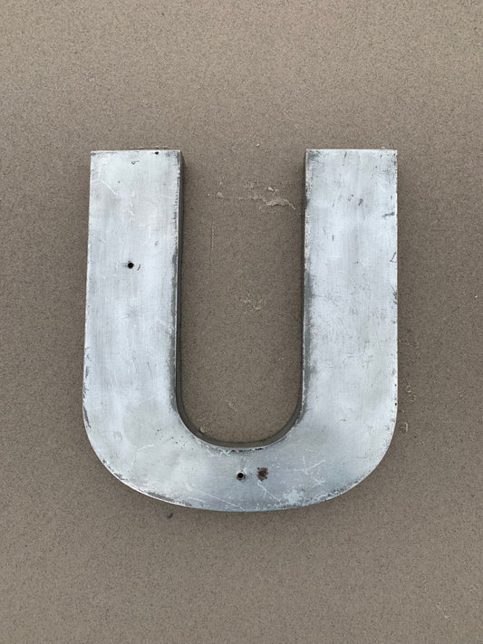 Buchstabe - U (Fassadenbuchstabe)