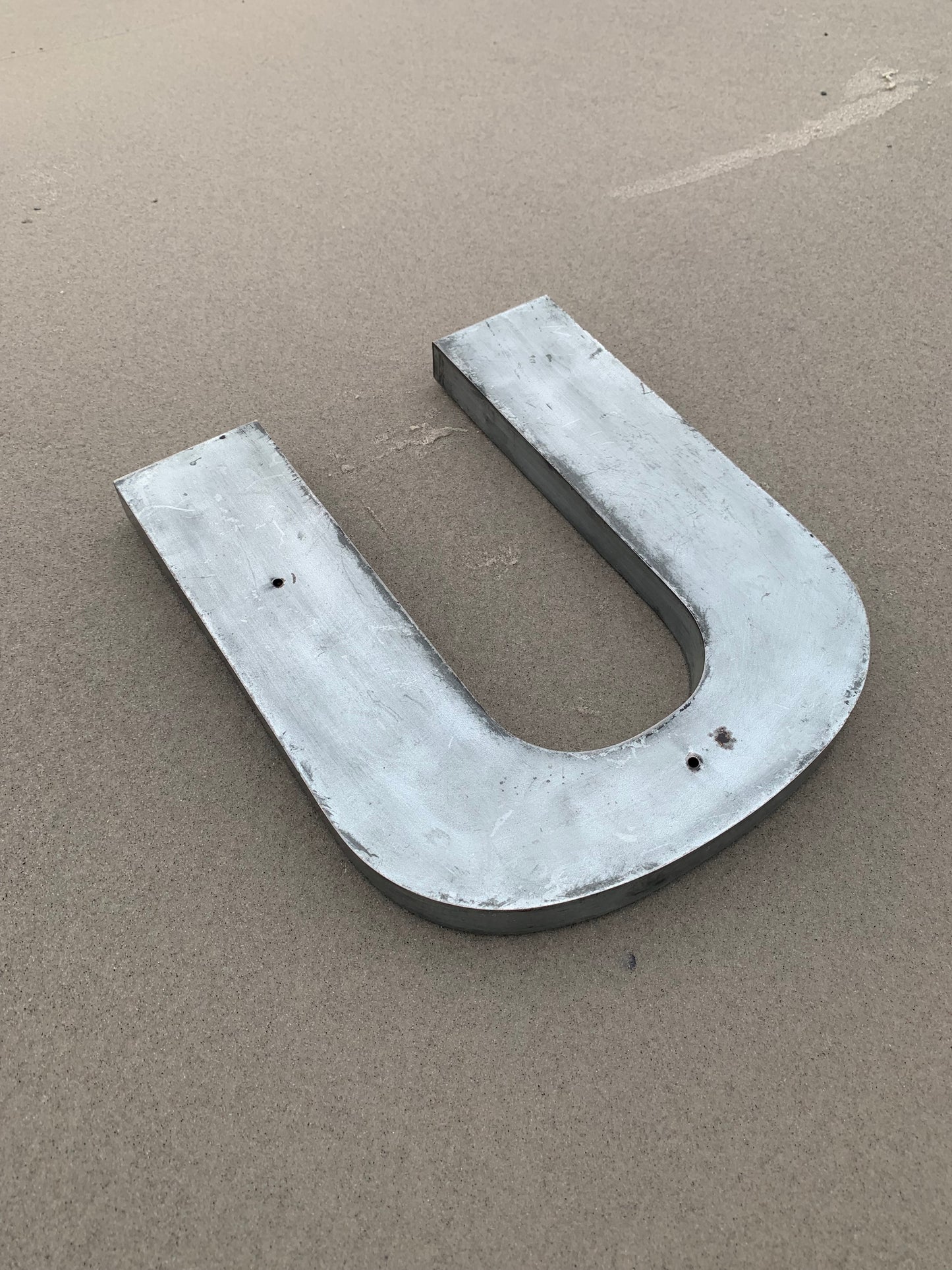 Buchstabe - U (Fassadenbuchstabe)