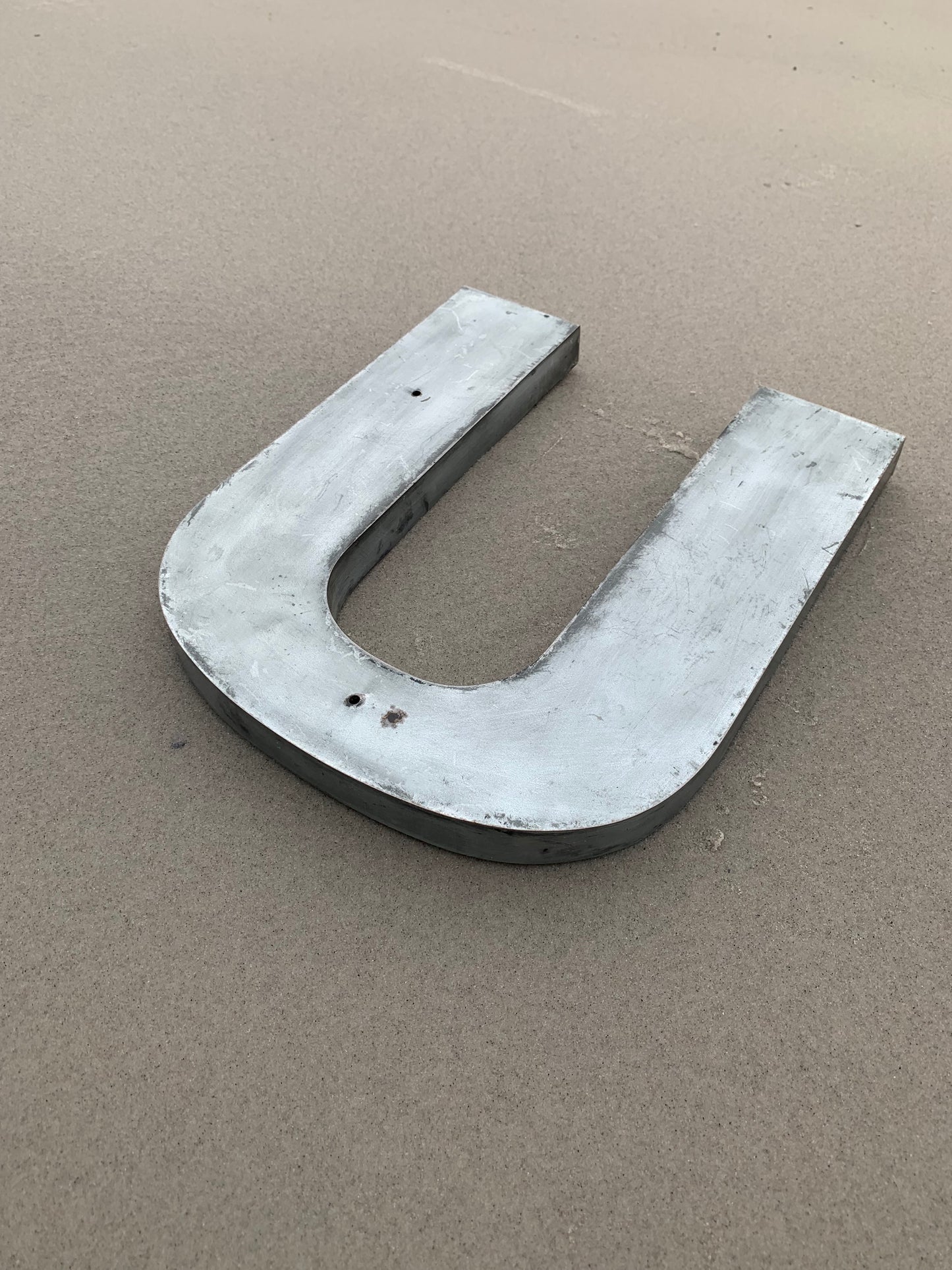 Buchstabe - U (Fassadenbuchstabe)