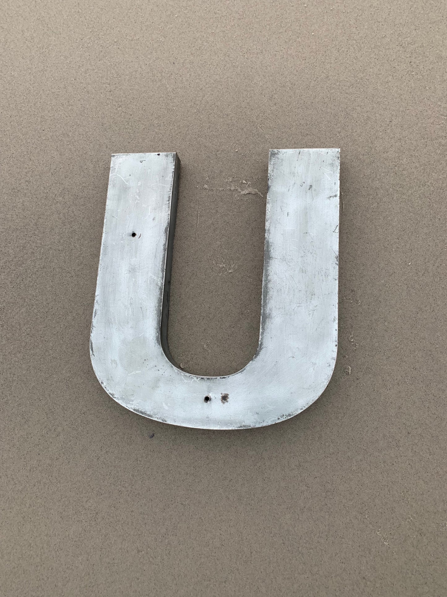 Buchstabe - U (Fassadenbuchstabe)