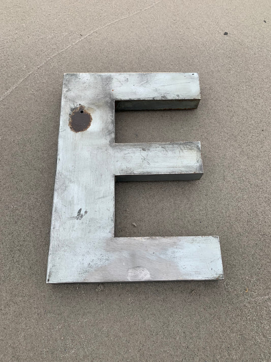 Buchstabe - E (Fassadenbuchstabe)