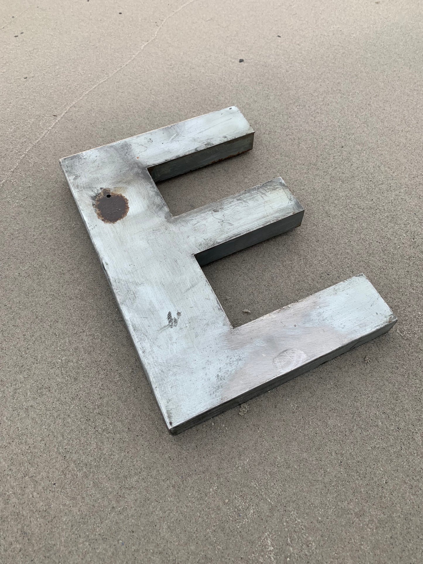 Buchstabe - E (Fassadenbuchstabe)