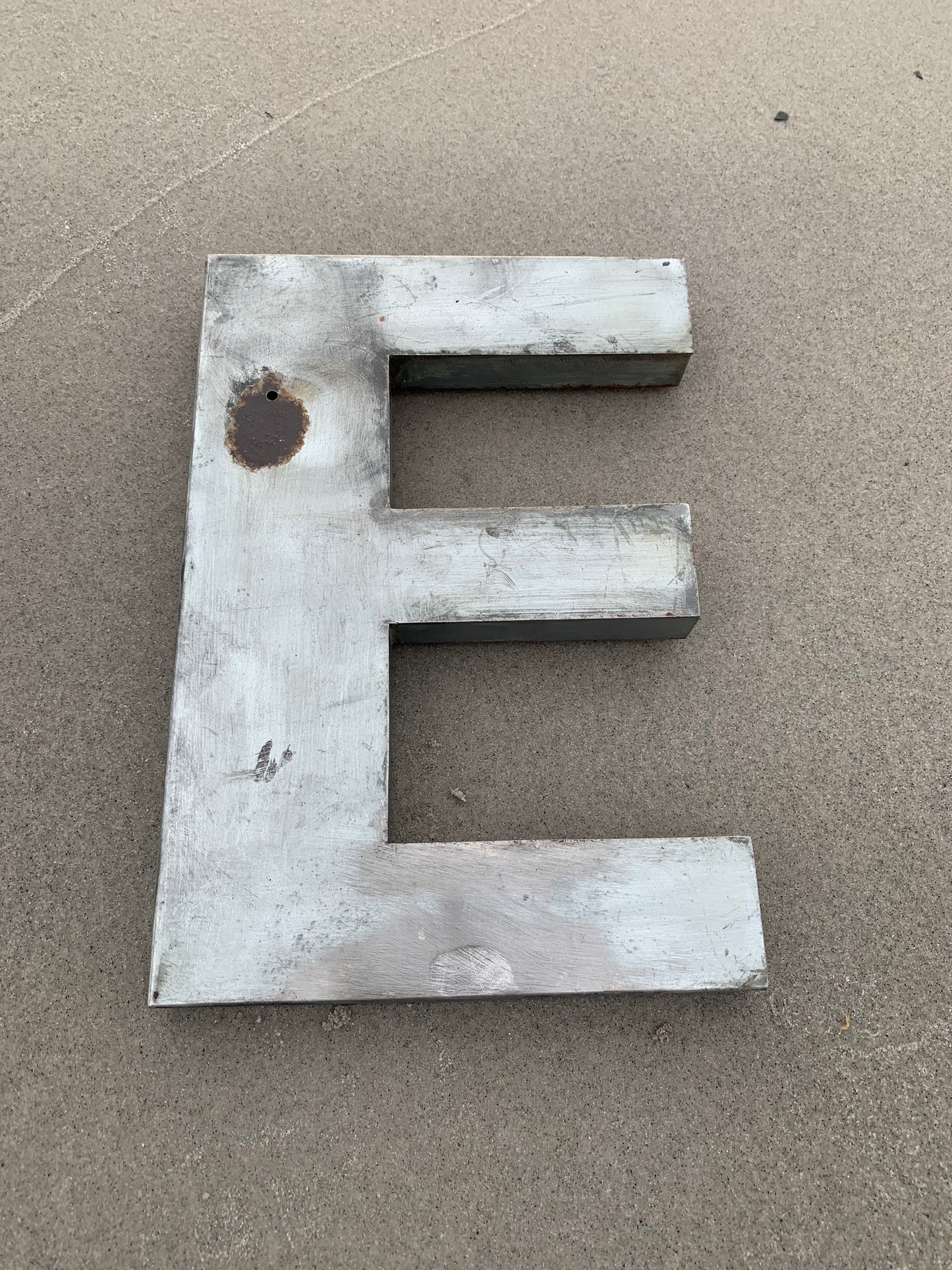 Buchstabe - E (Fassadenbuchstabe)