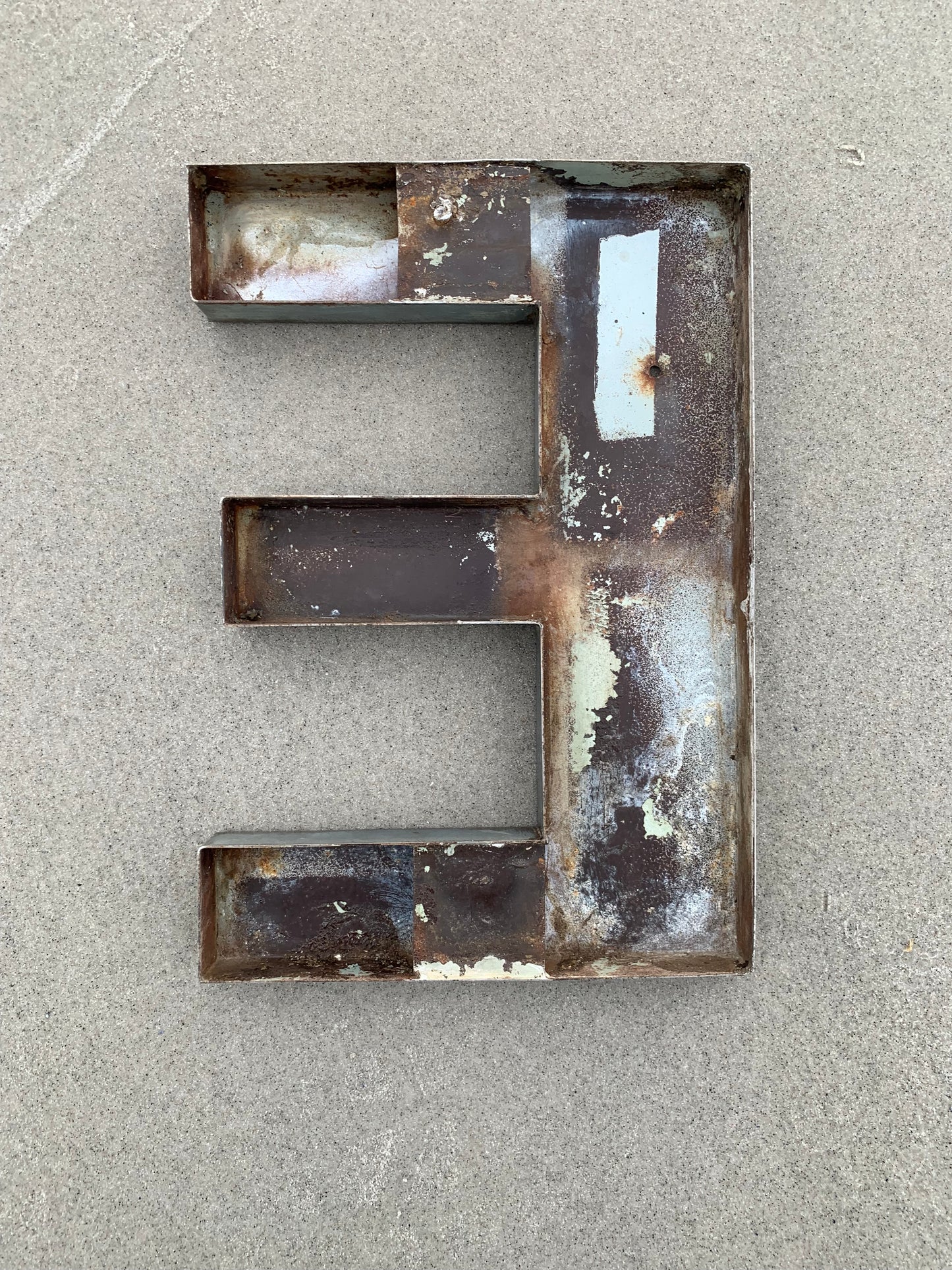 Buchstabe - E (Fassadenbuchstabe)