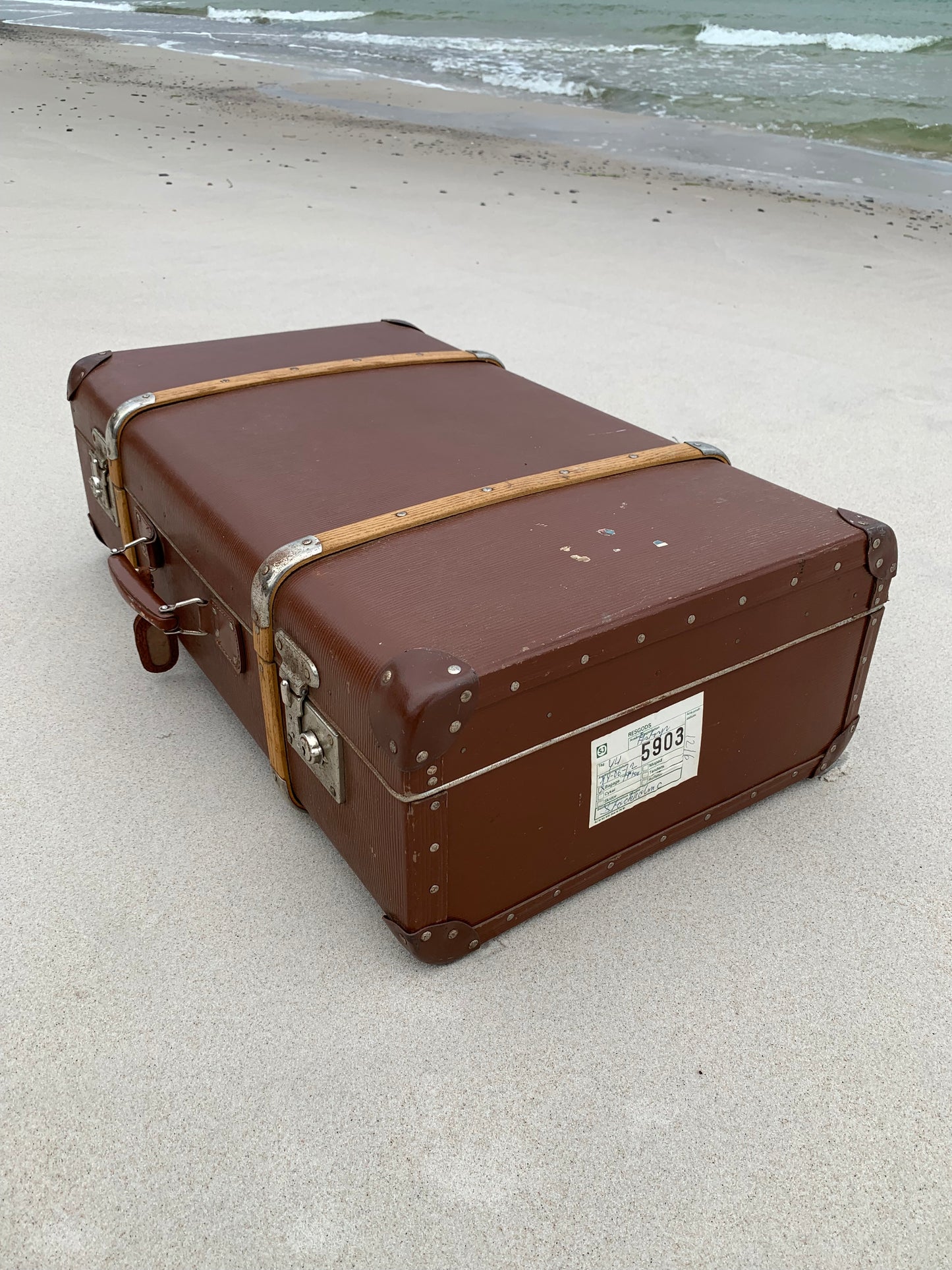 Großer Kofferraum mit Holzlatten