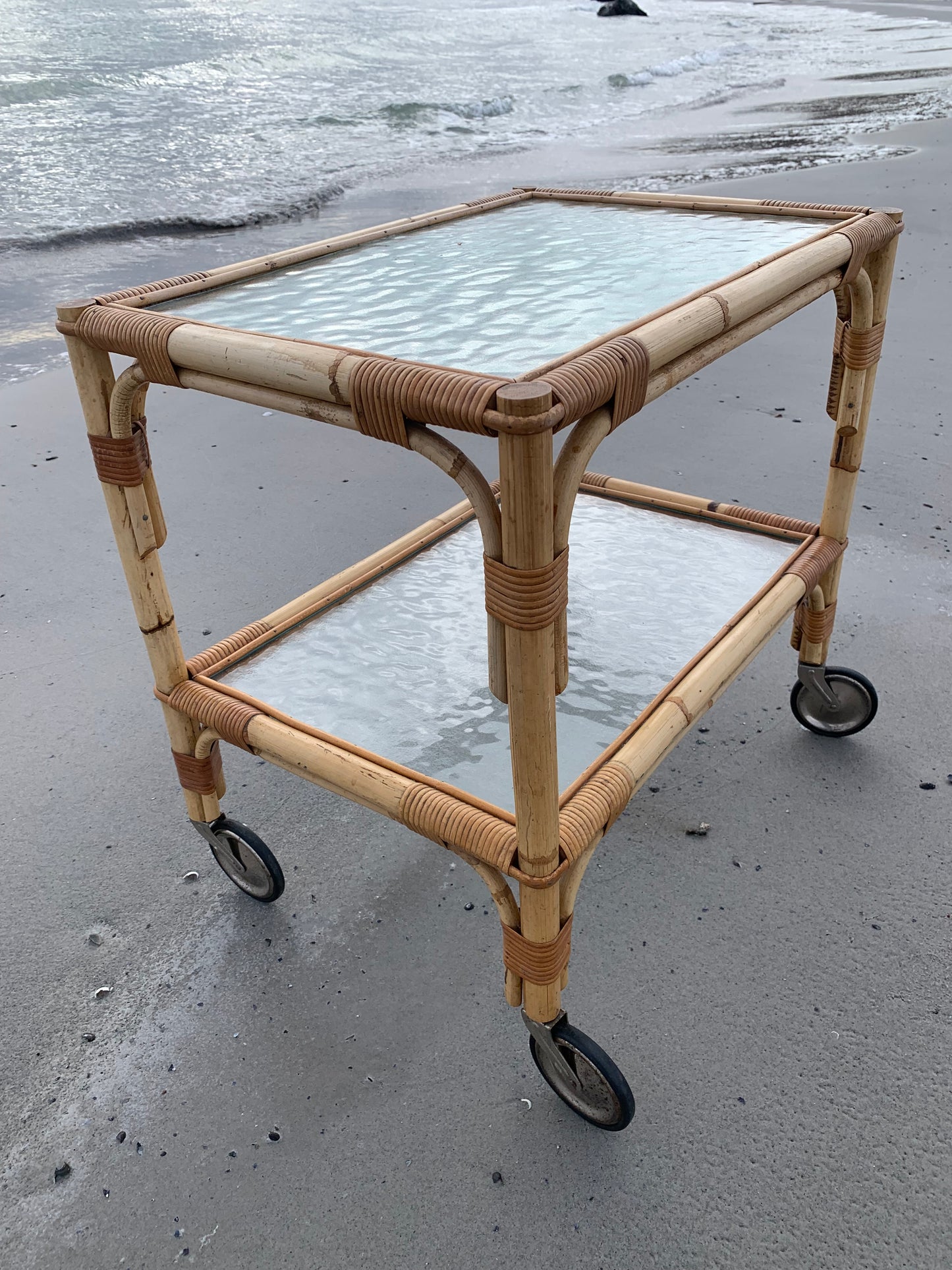 Rollwagen aus Bambus