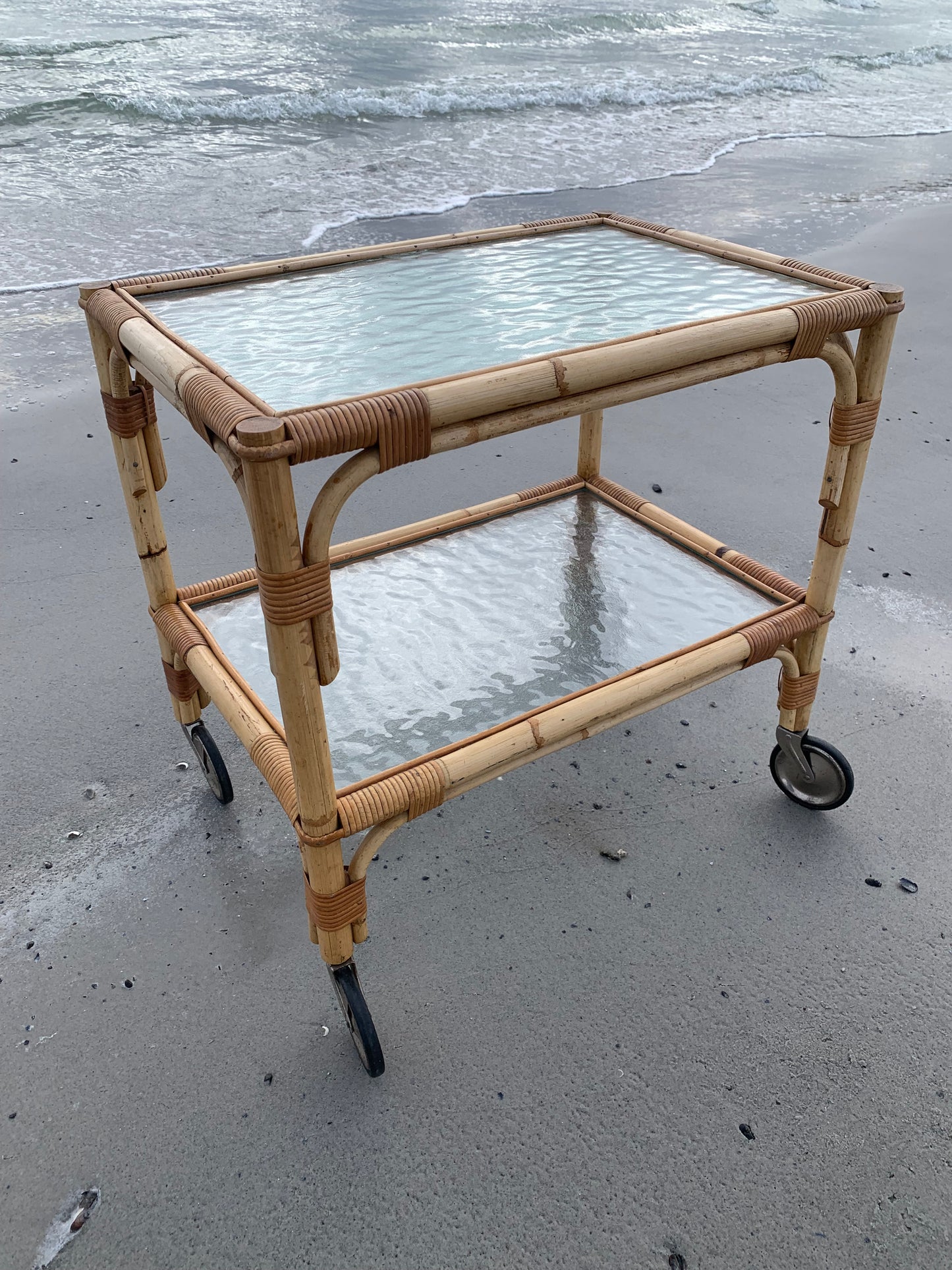 Rollwagen aus Bambus