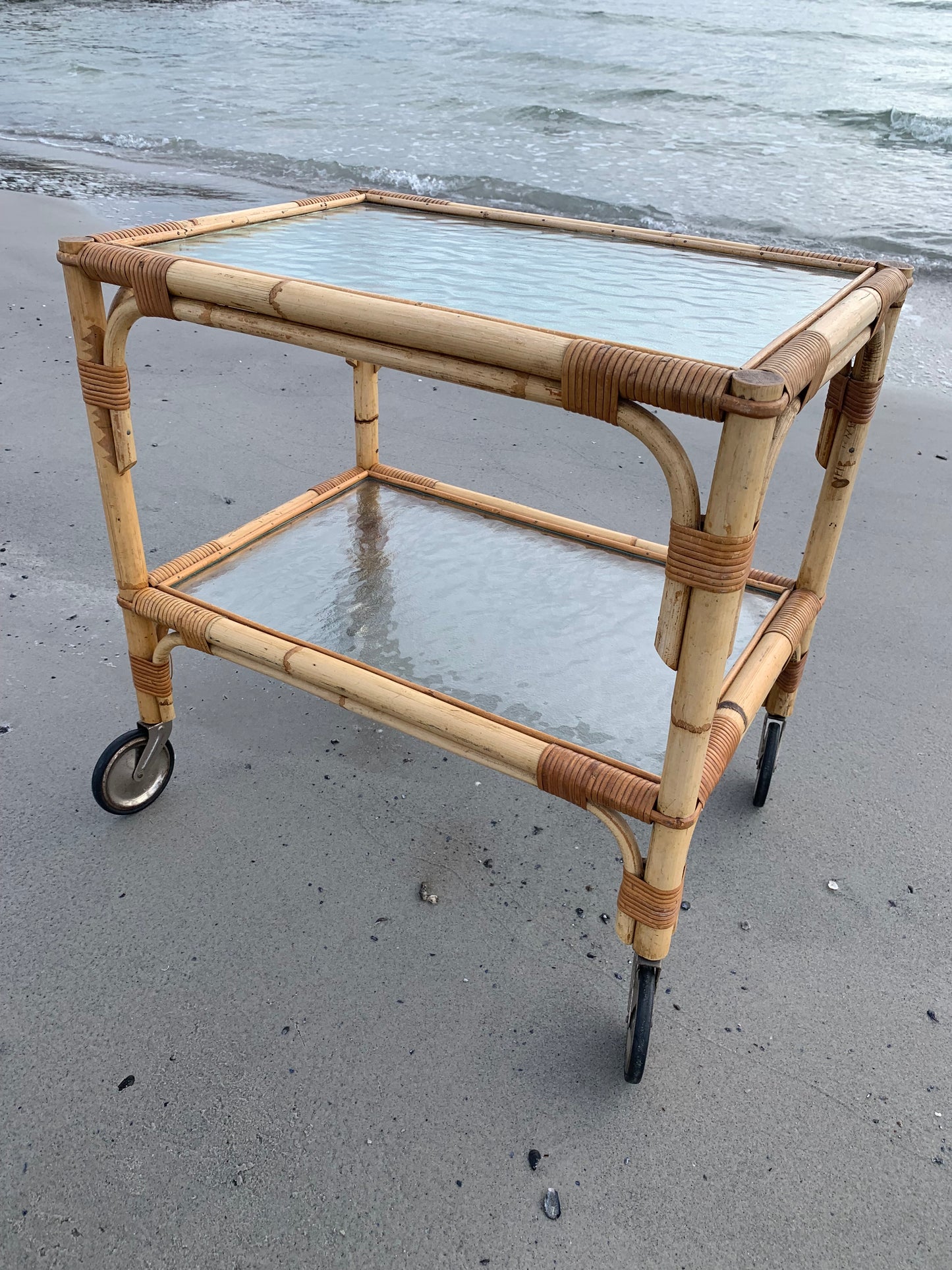 Rollwagen aus Bambus