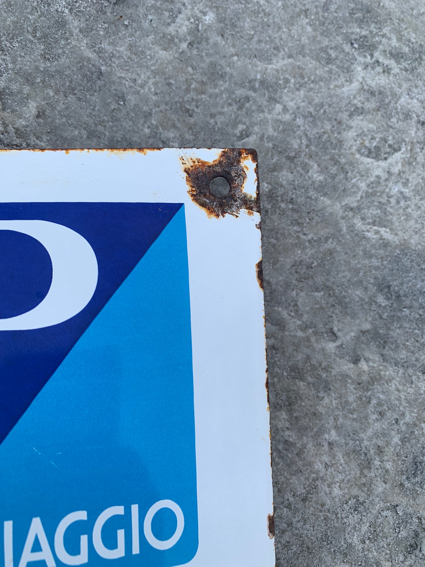 Tim und Vespa-Schild