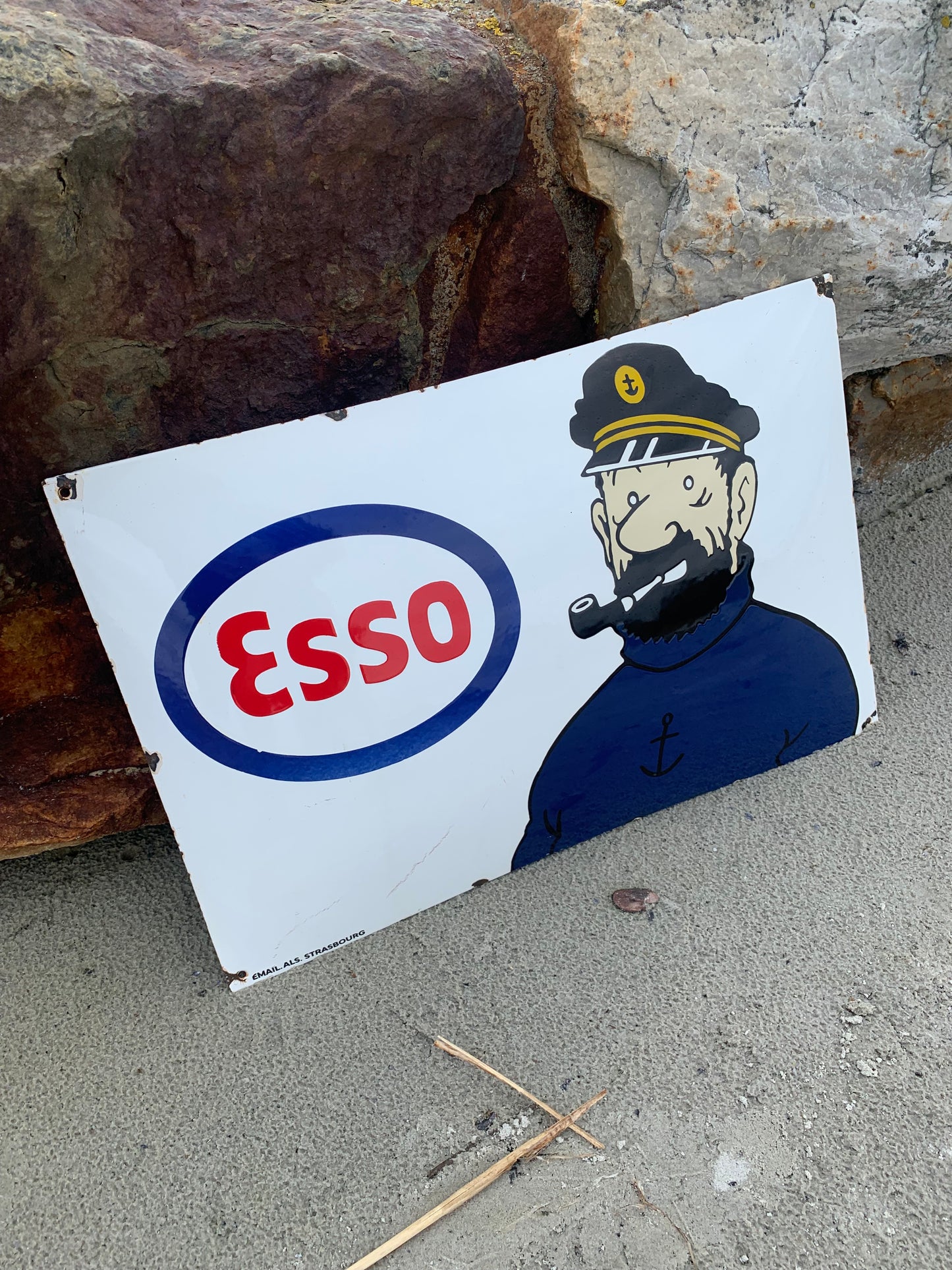 Emailleschild mit Kapitän Haddock und Esso