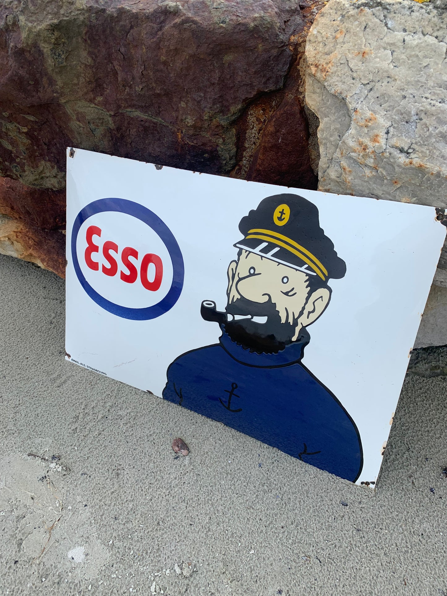 Emailleschild mit Kapitän Haddock und Esso
