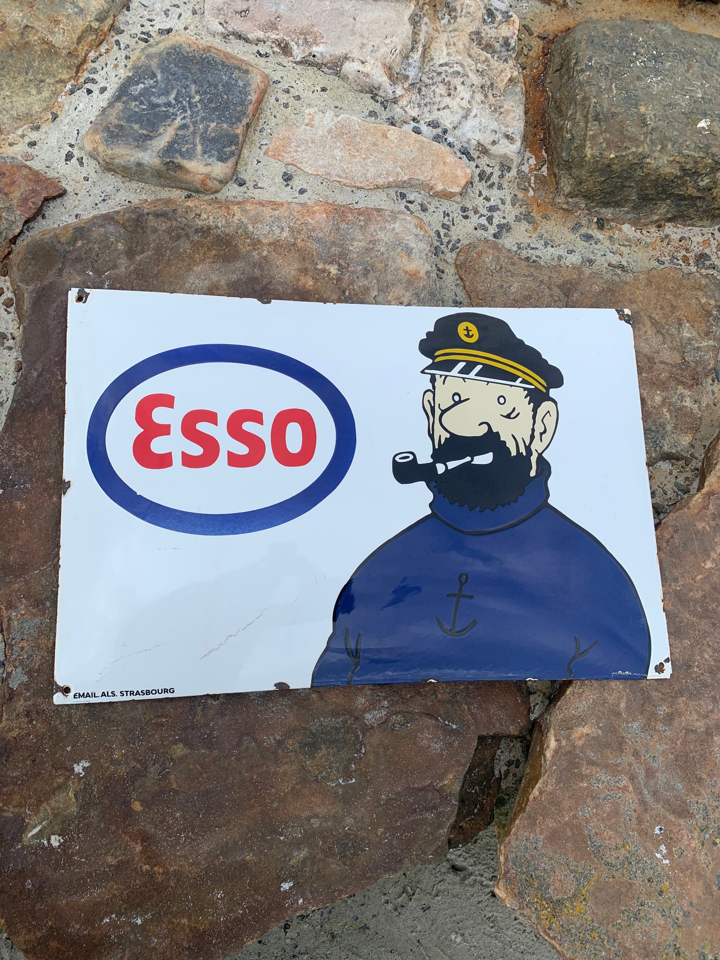 Emailleschild mit Kapitän Haddock und Esso
