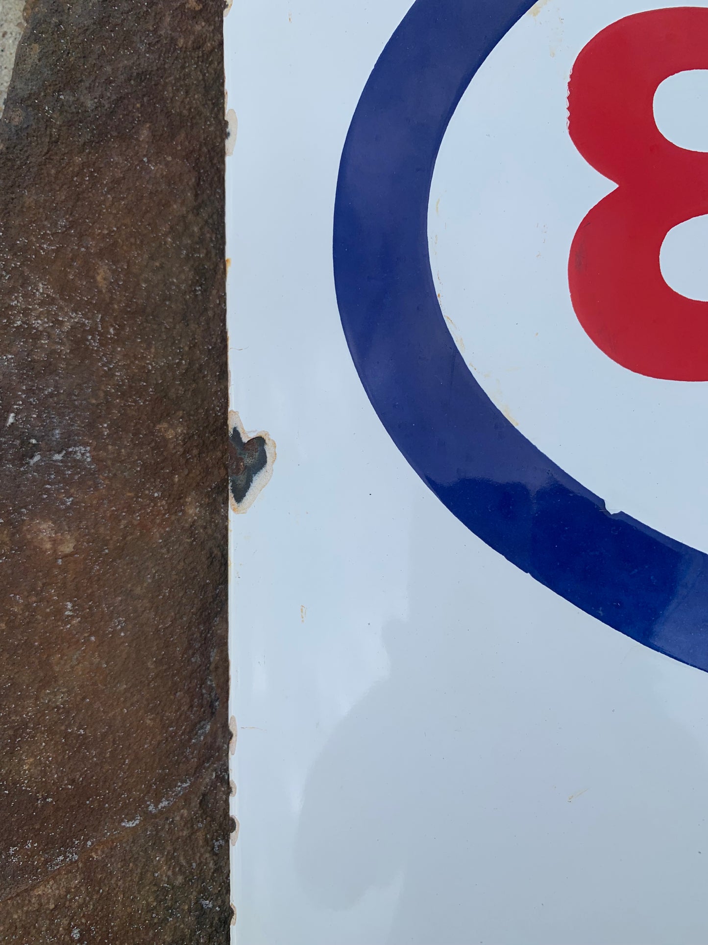 Emailleschild mit Kapitän Haddock und Esso