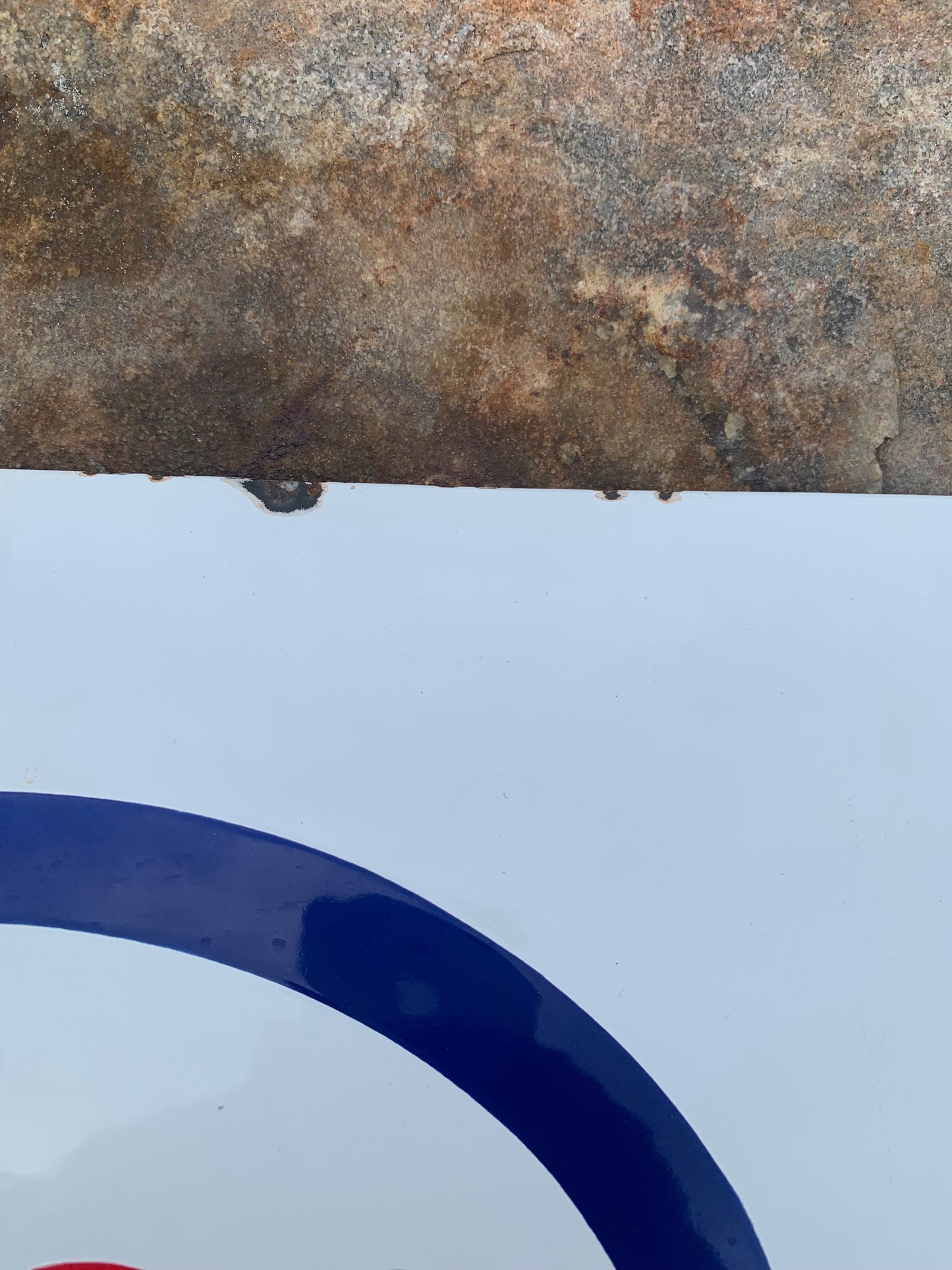 Emailleschild mit Kapitän Haddock und Esso