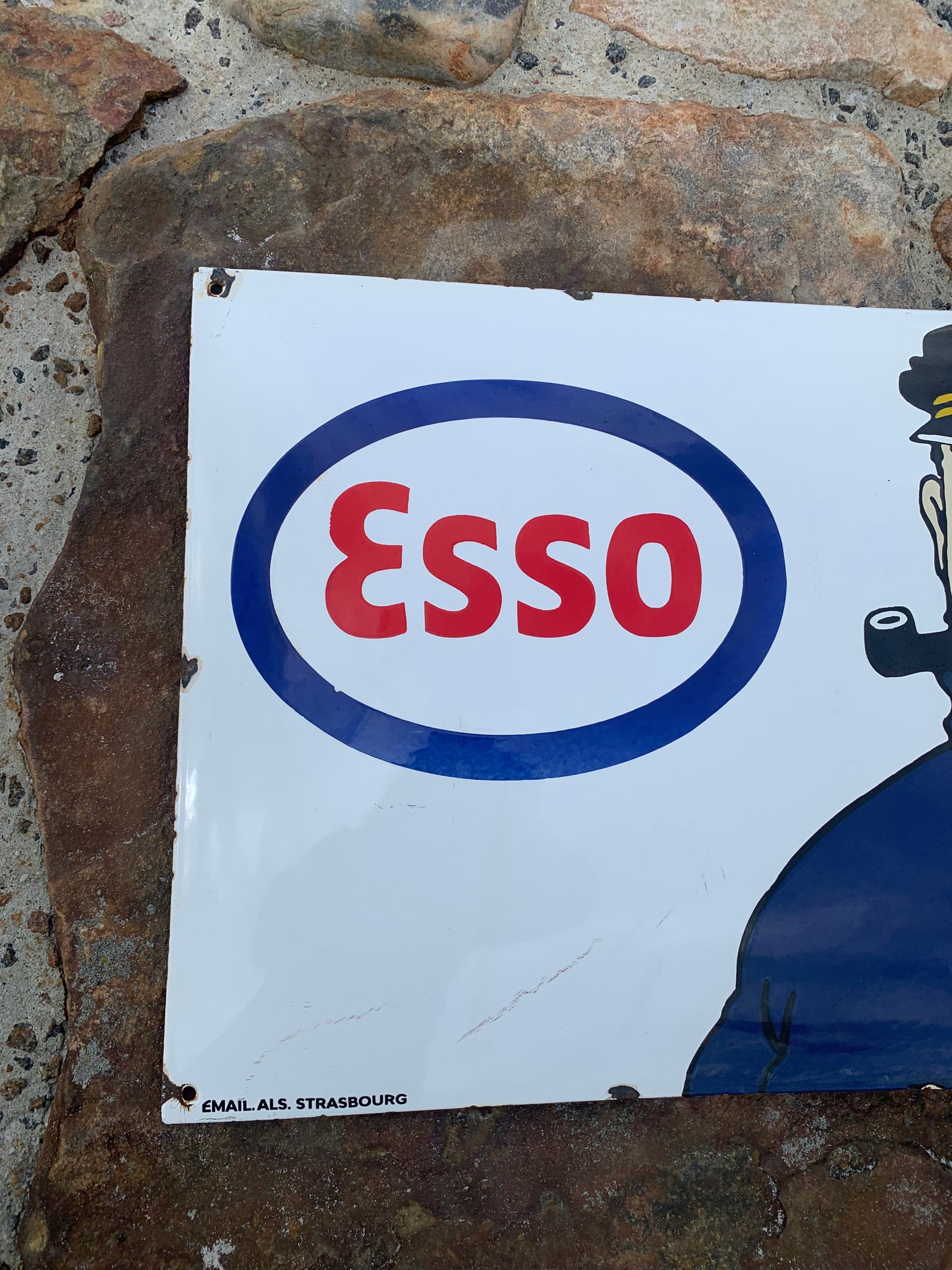 Emailleschild mit Kapitän Haddock und Esso