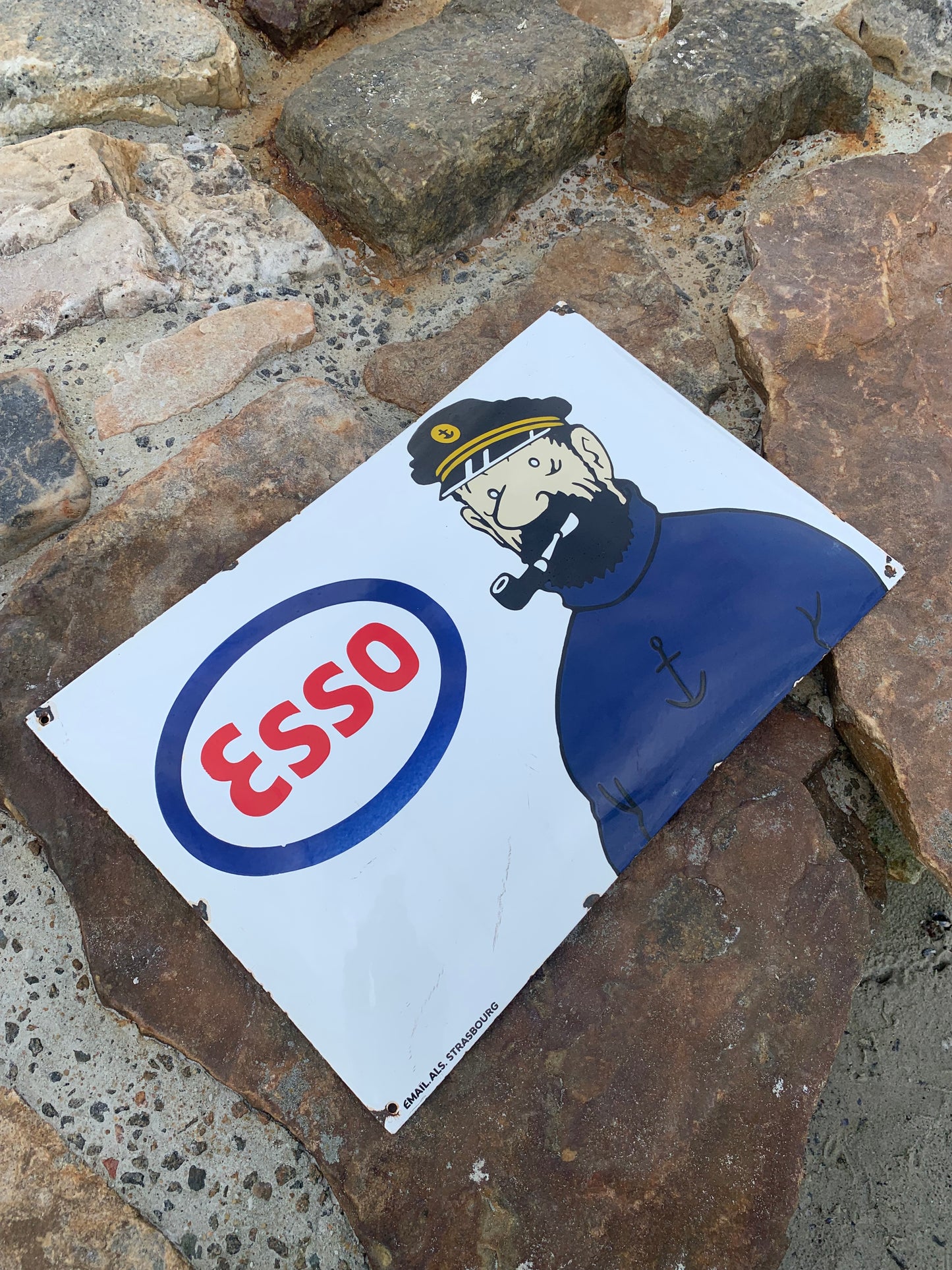 Emailleschild mit Kapitän Haddock und Esso