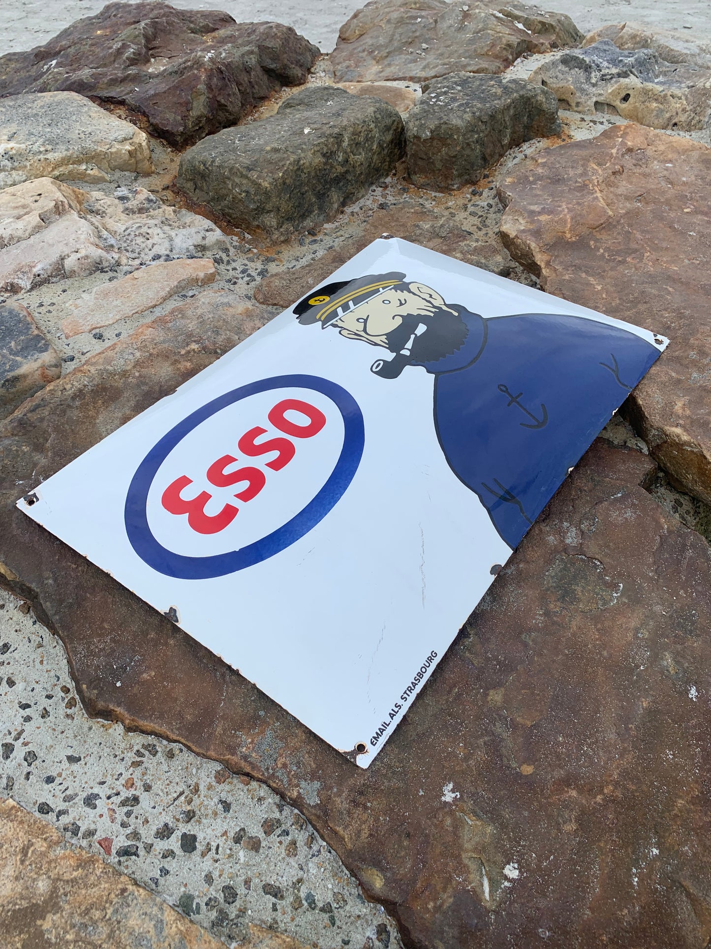 Emailleschild mit Kapitän Haddock und Esso